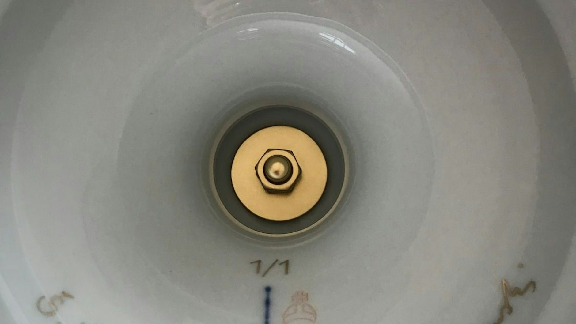 Die KPM Vase ist an ihrer Signatur gut erkennbar.