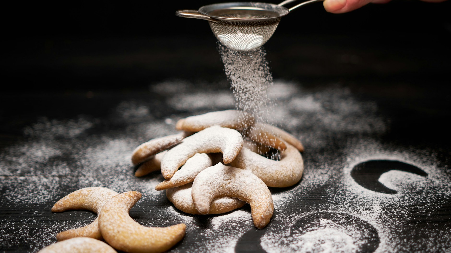 Mit Liebe gebacken und zum Schluss in ein Zuckermäntelchen gehüllt. Backen Sie die Vanillekipferl ganz einfach selbst!
