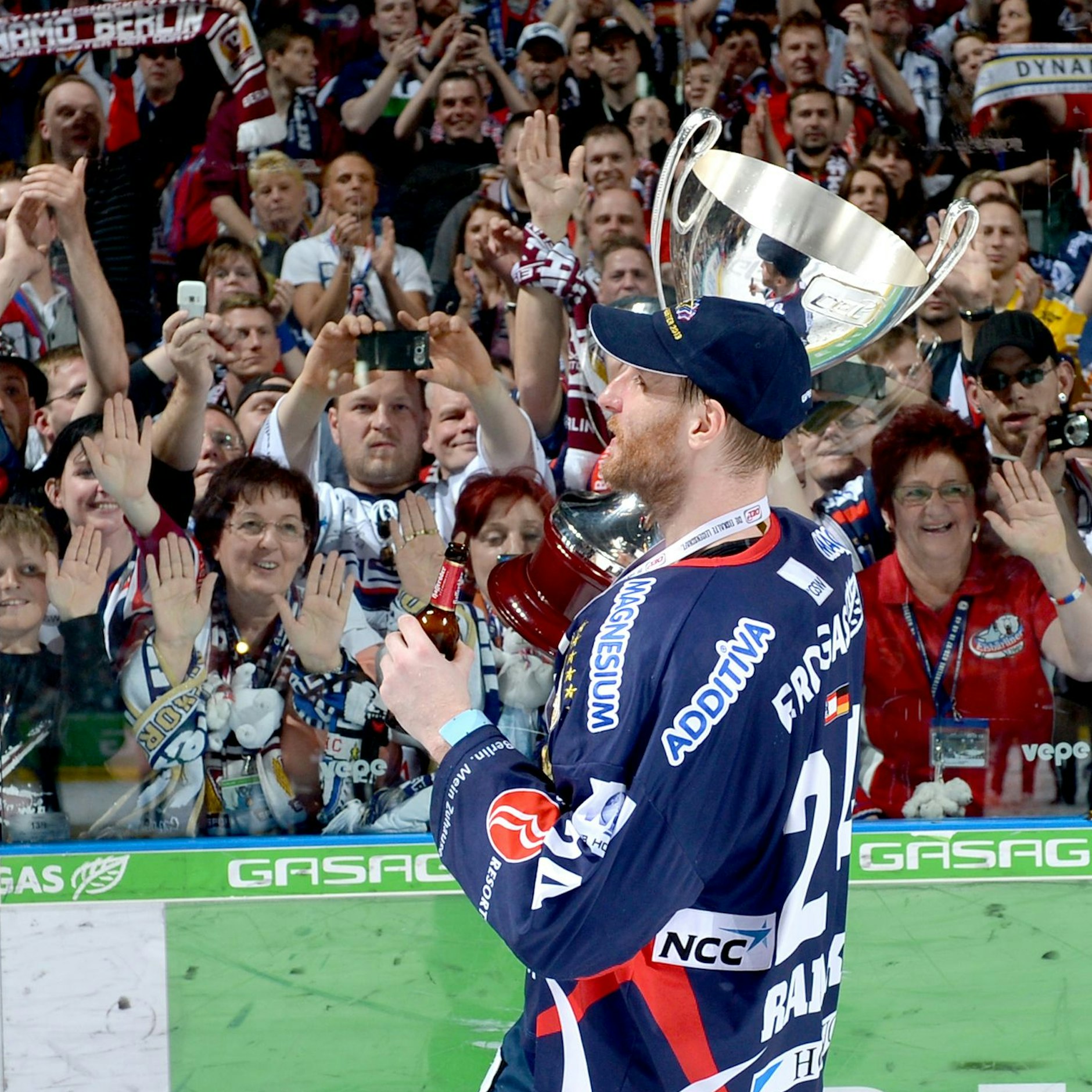 Als Spieler feierte André Rankel sieben Meisterschaften mit dem Pokal und den Fans.