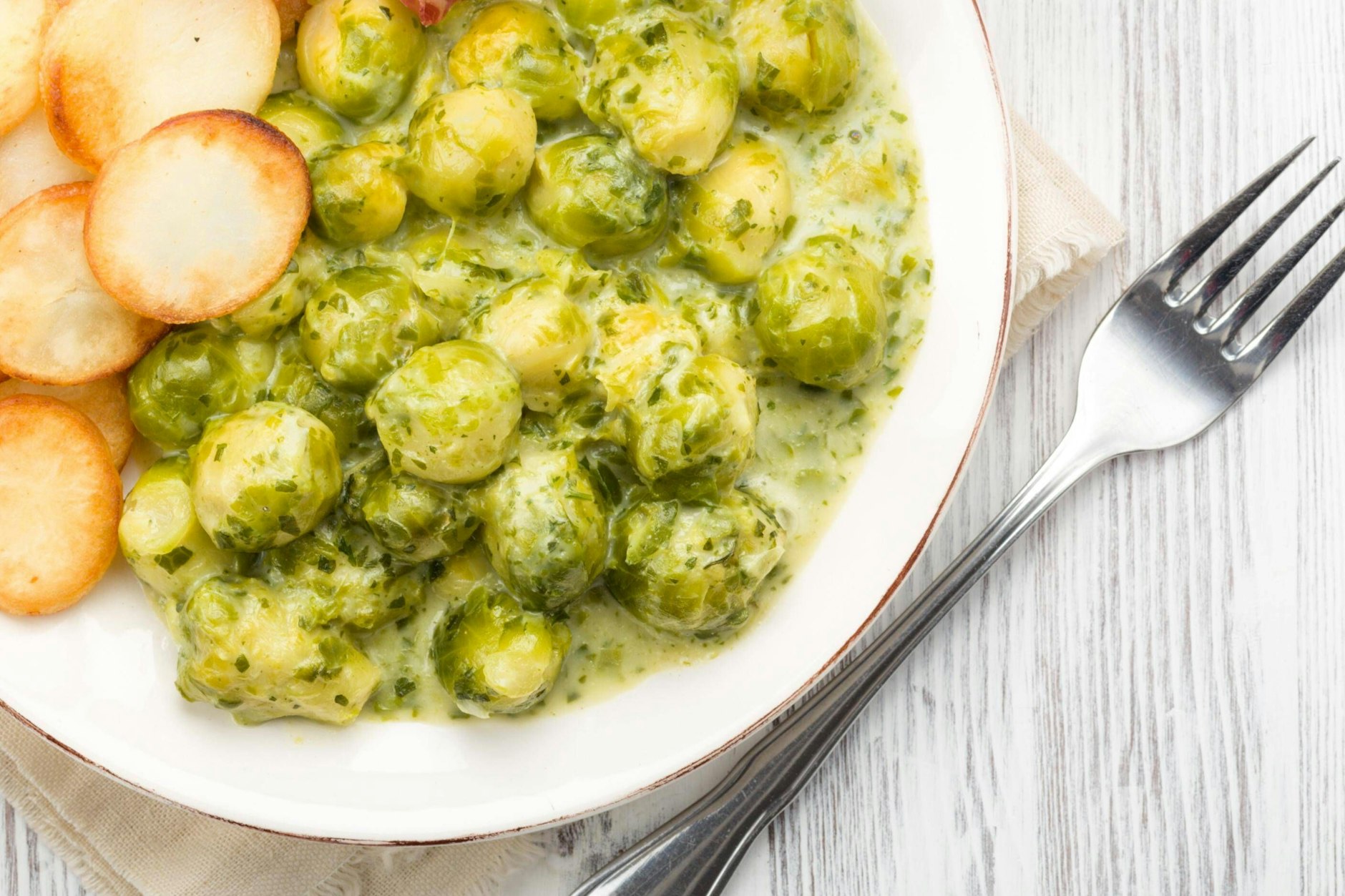 Das Rezept für Rosenkohl in cremiger Sahnesoße ist ein Muss in der dunklen Jahreszeit.