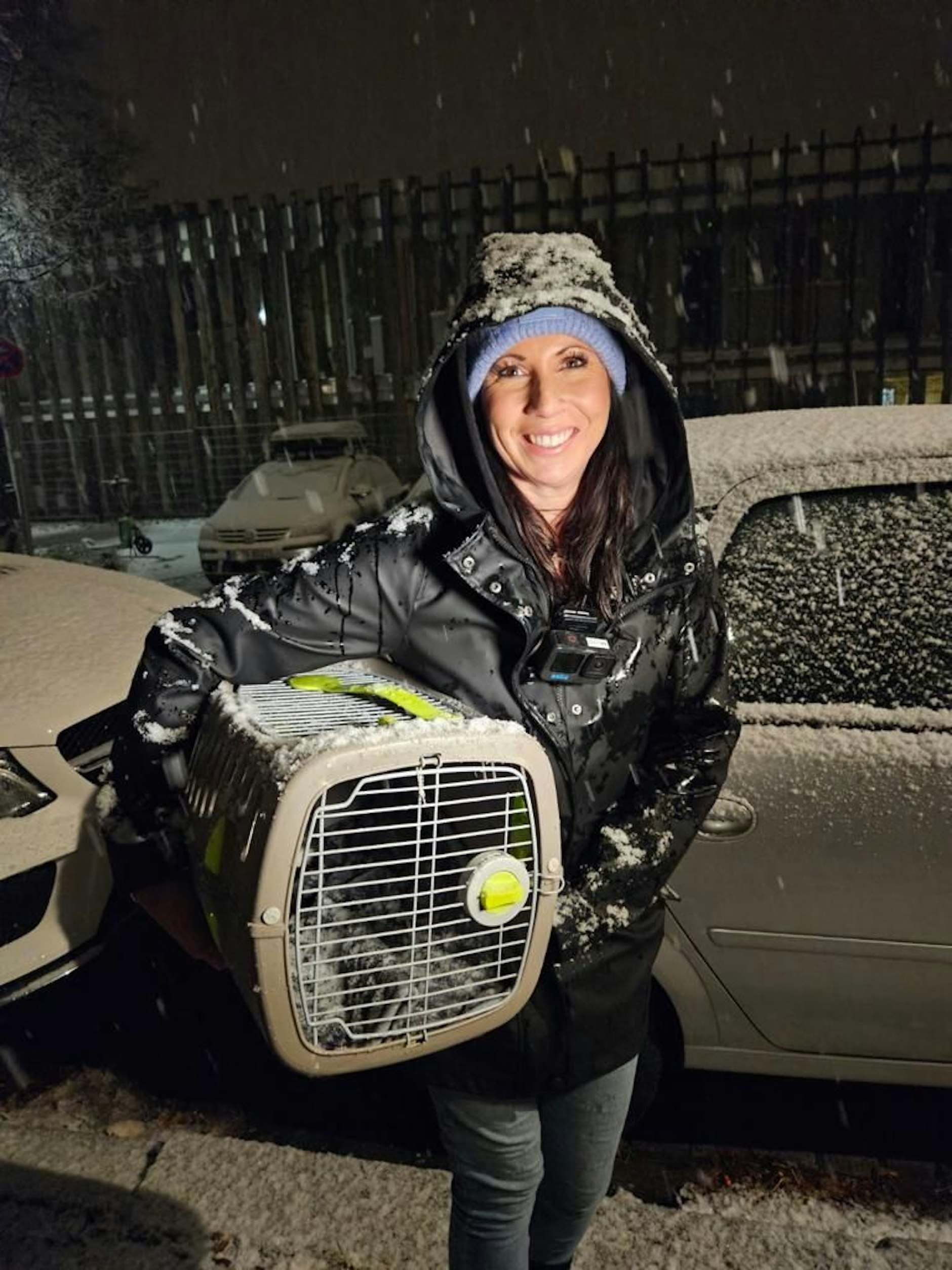 Diese PETA-Ermittlerin rettete gemeinsam mit der Polizei das Katzen-Baby.