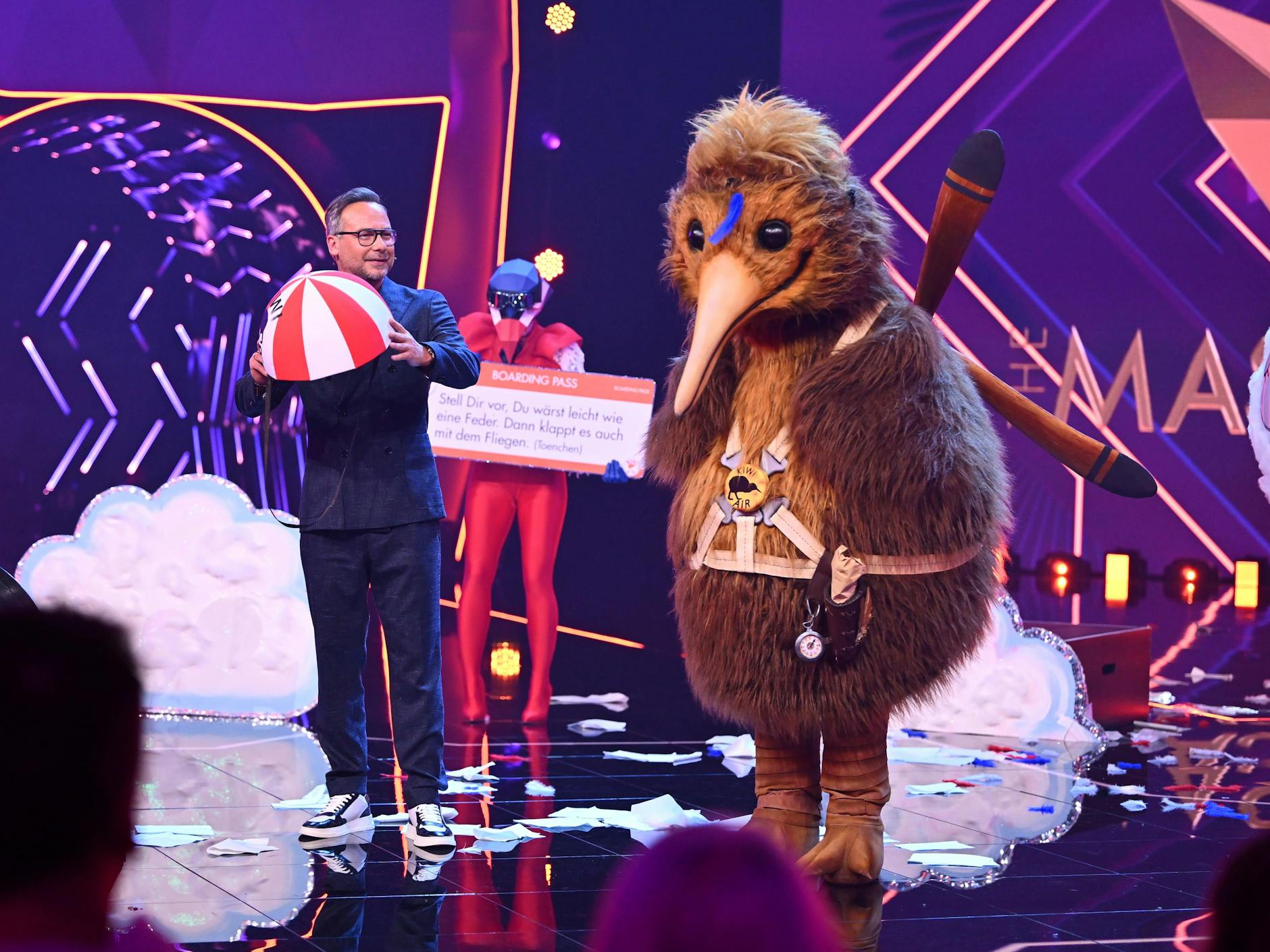 Der Kiwi mit Moderator Matthias Opdenhövel auf der Bühne von „The Masked Singer“.