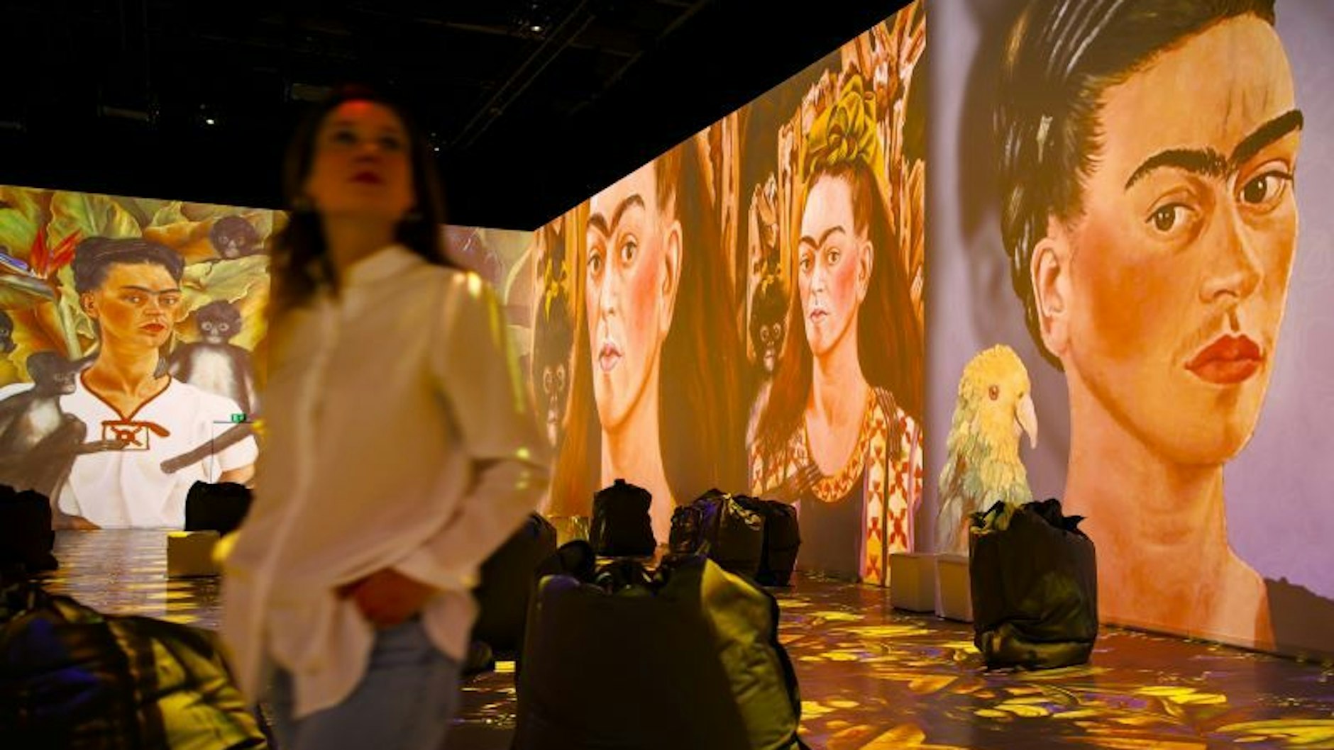 Frida Kahlo überall und überlebensgroß: die Multimediashow im Hauptsaal
