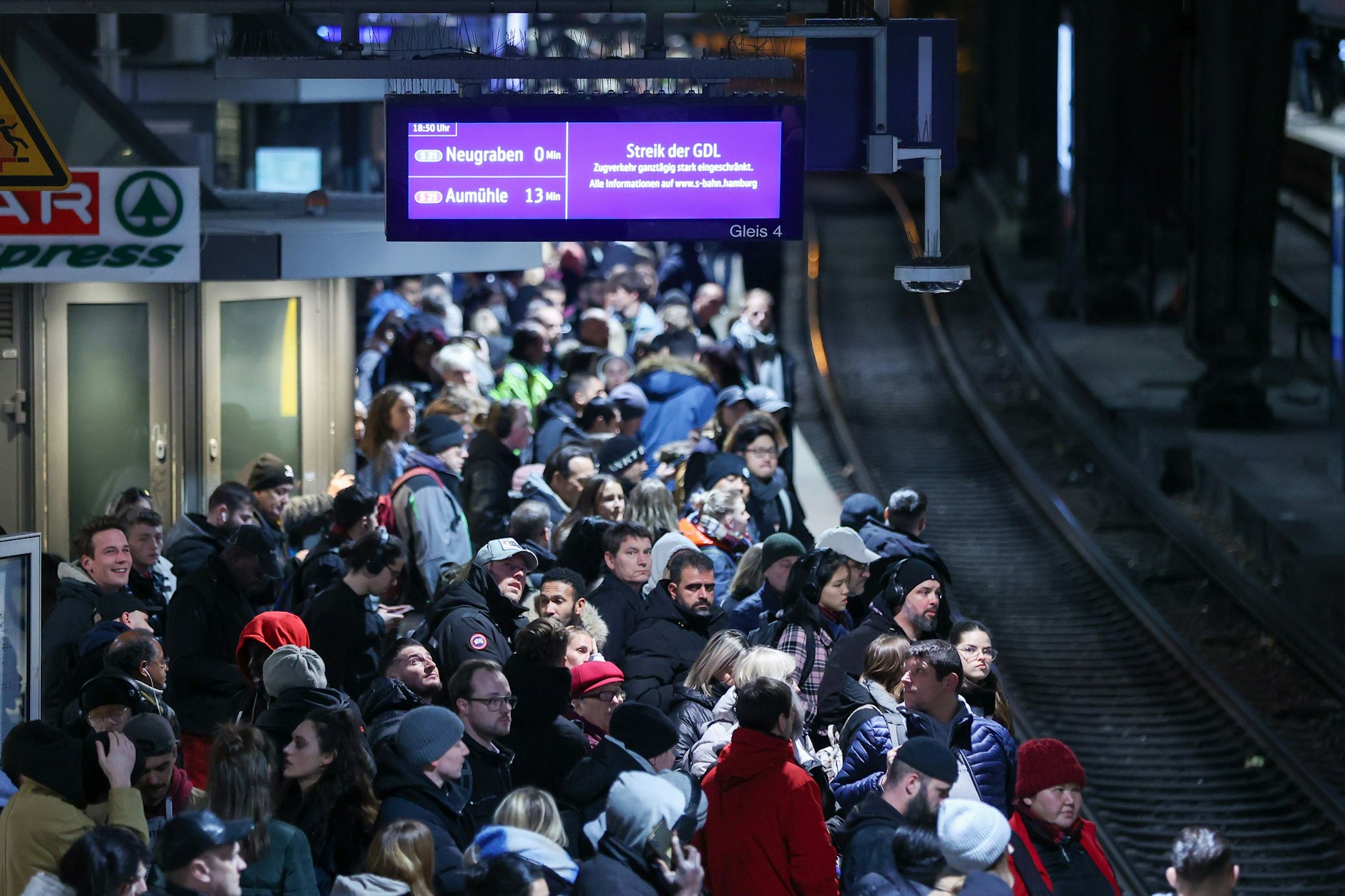 Fahrgäste warten am 16. November in Hamburg nach Ende des bundesweiten Warnstreiks bei der Deutschen Bahn auf eine S-Bahn. Die Gewerkschaft Deutscher Lokomotivführer (GDL) hat ab Donnerstagabend erneut zu einem Warnstreik aufgerufen. Der Ausstand soll 24 Stunden dauern. 
