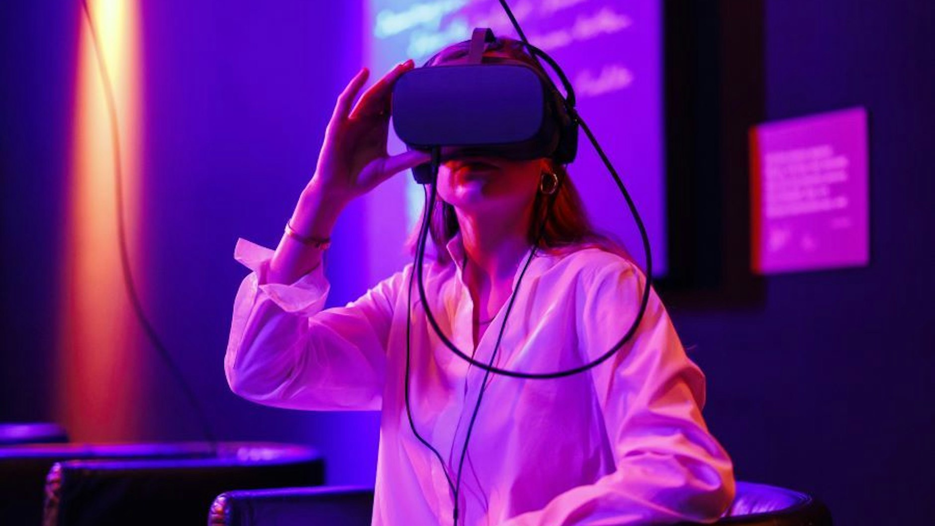 Entdecken Sie das erste Highlight der Ausstellung: Eine faszinierende, etwa 10-minütige Reise durch Fridas virtuelle und verrückte mexikanische Welt. Tauchen Sie ein, indem Sie direkt in ihrem berühmten Bett starten!