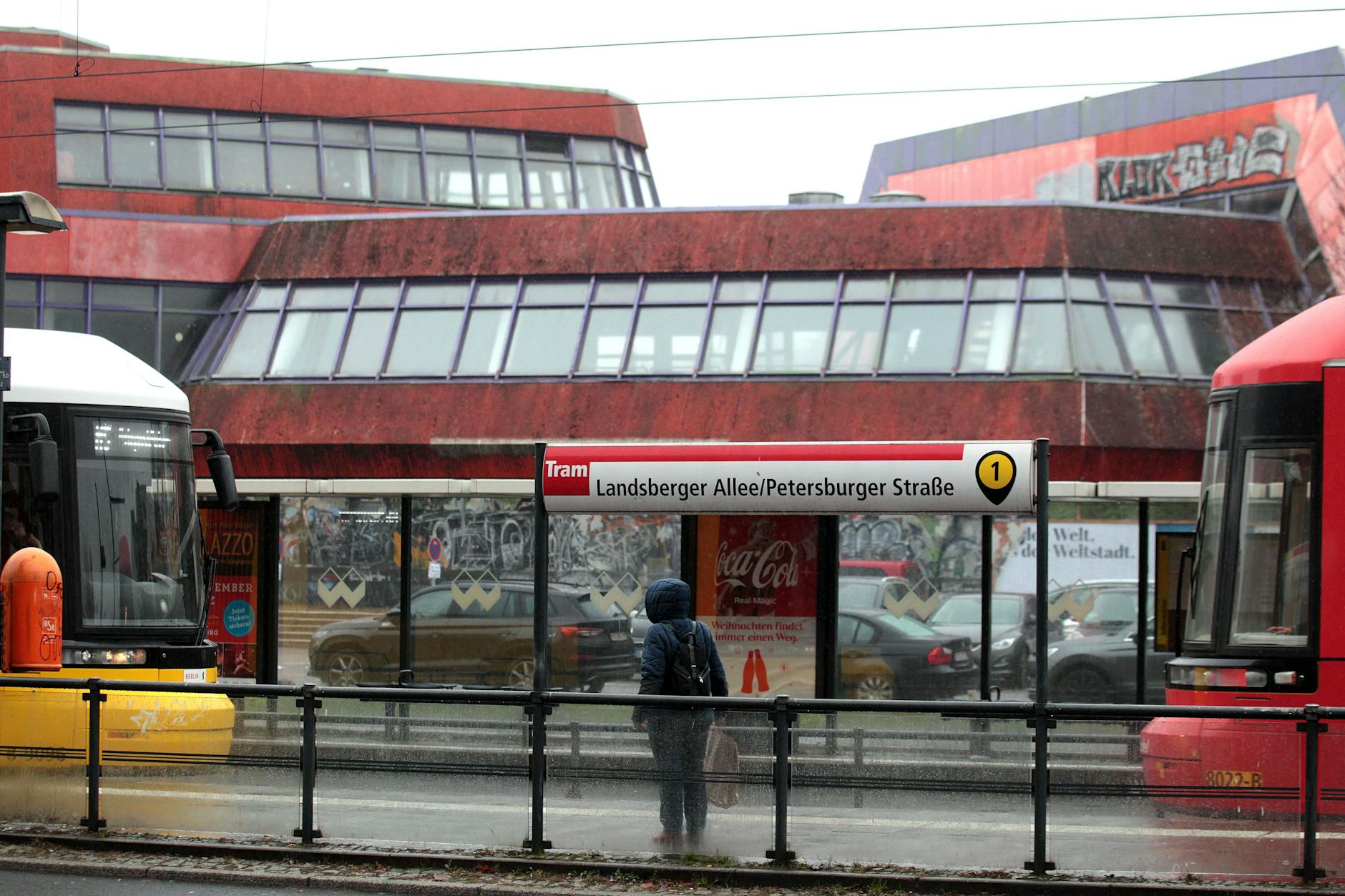 Das Sport- und Erholungszentrum an der Landsberger Allee: Das Land Berlin hat es offenbar wieder, aber wird es auch erhalten bleiben?