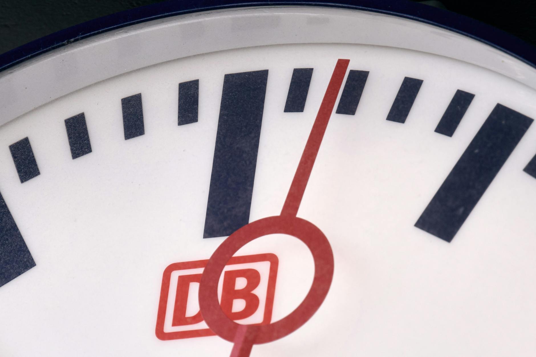 Der Fahrgastverband fordert, dass Bahnreisende mehr Zeit bekommen, um sich auf Warnstreiks bei der Bahn vorzubereiten. Am Mittwochabend teilte die GDL mit, dass sie ab Donnerstagabend einen 24-stündigen Warnstreik plant. 