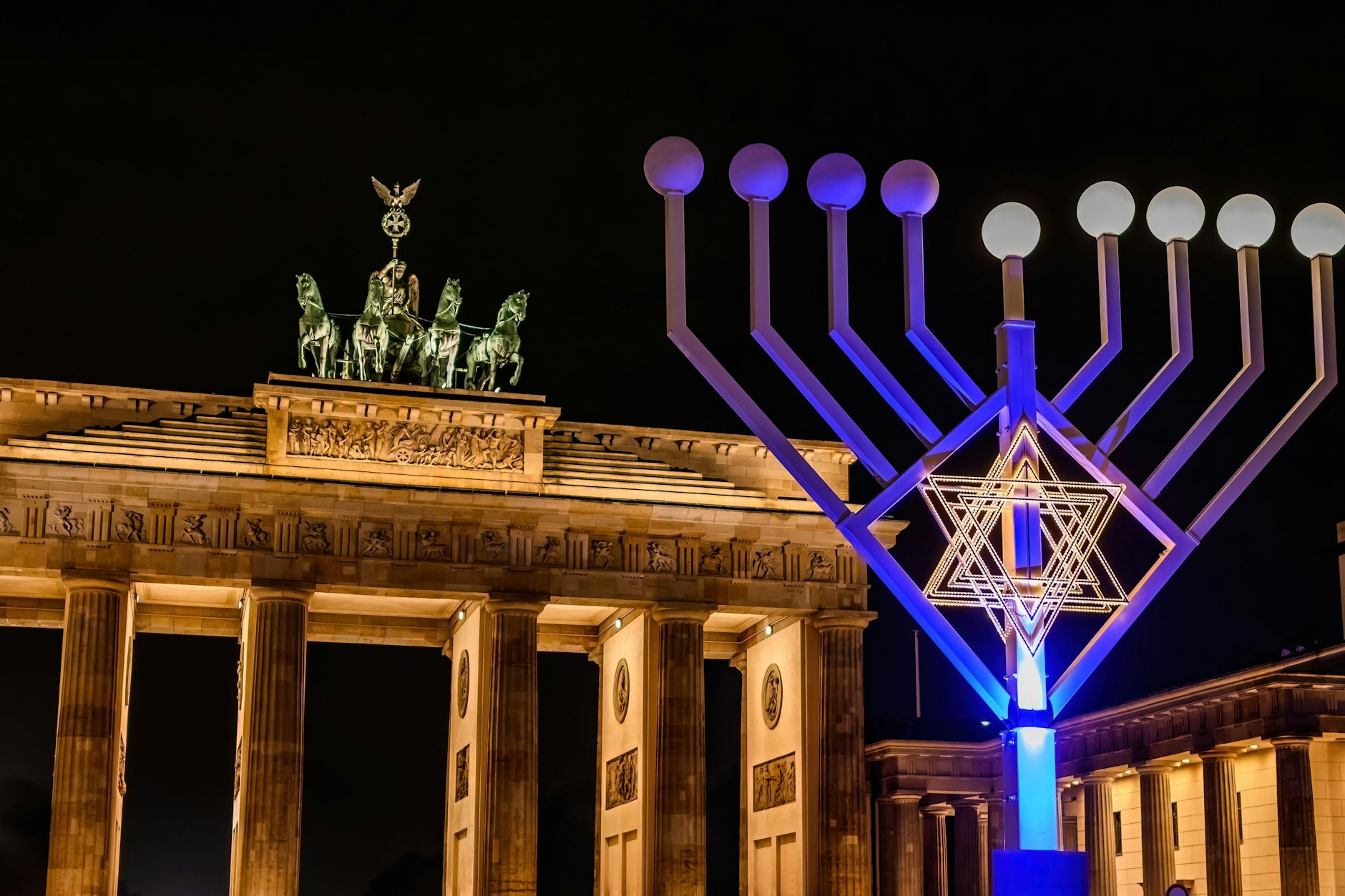 Am Donnerstag findet am Brandenburger Tor das "Chanukka Kerzenzünden 2023" statt.