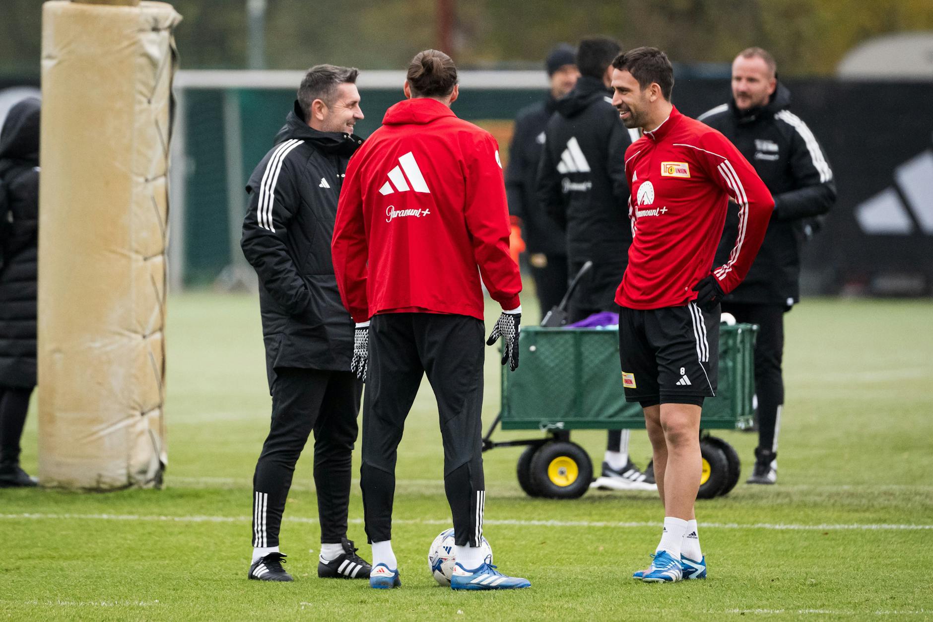 Rani Khedira lobt die Arbeit des neuen Cheftrainers Nenad Bjelica (52, l.). Im Training des 1. FC Union sei unter dem Kroaten „Zug drin“.