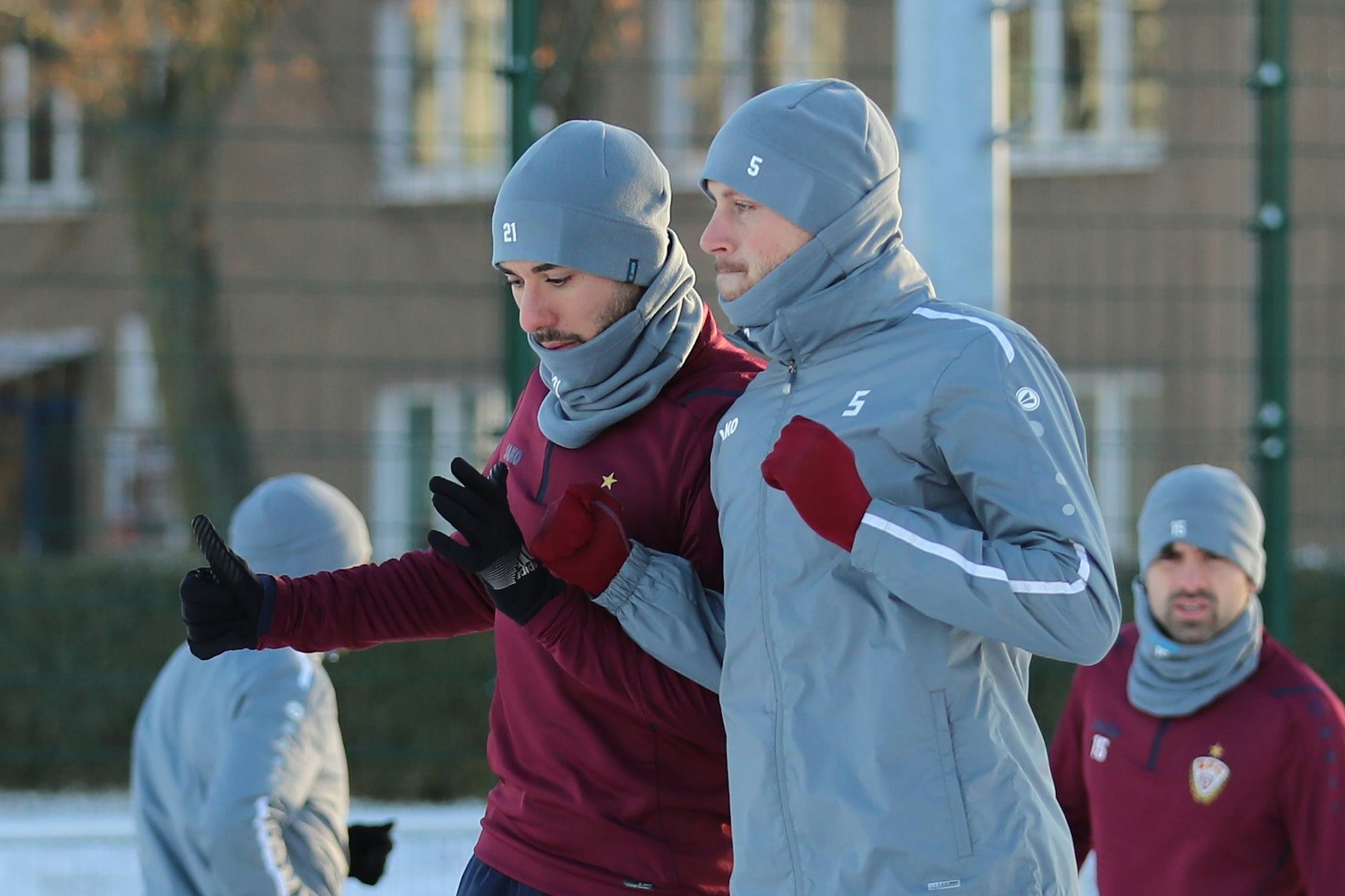 Training mit dem Ball ist gerade auch beim BFC Dynamo nicht so einfach, aber auch Sprünge Schulter an Schulter halten Vasilios Dedidis (l.), Steffen Eder und Co. warm.