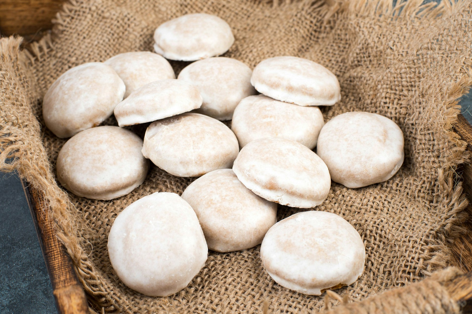 So kennt jeder die Pfeffernüsse: Die Version aus dem Supermarkt ist mit einer dicken Zucker-Kruste überzogen. Wer sie zu Hause nach dem einfachen Rezept backt, kann sie aber nach Herzenslust auch anders verzieren.