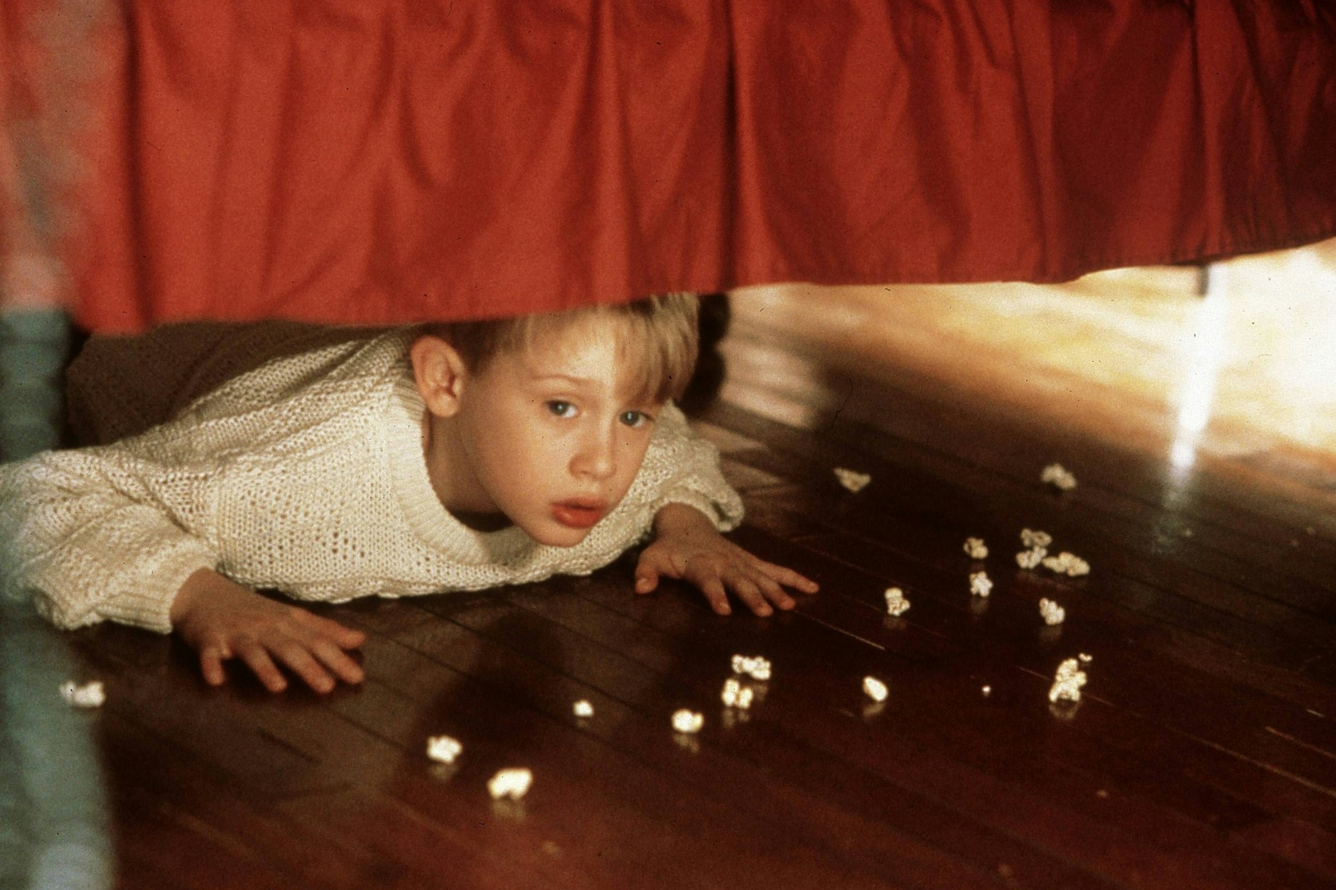 Im Weihnachts-Klassiker Kevin allein zu Haus bleibt der kleine Kevin McCallister allein daheim, während seine Familie in den Urlaub nach Europa fliegt.