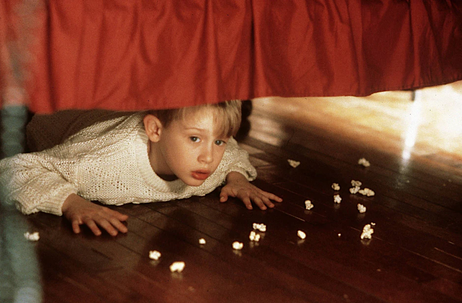 Im Weihnachts-Klassiker Kevin allein zu Haus bleibt der kleine Kevin McCallister allein daheim, während seine Familie in den Urlaub nach Europa fliegt.