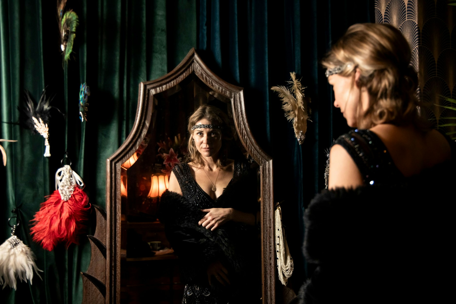 Der KURIER begleitet Jessica Ginkel auf ihrer Suche nach dem perfekten 20er-Jahre-Outfit.