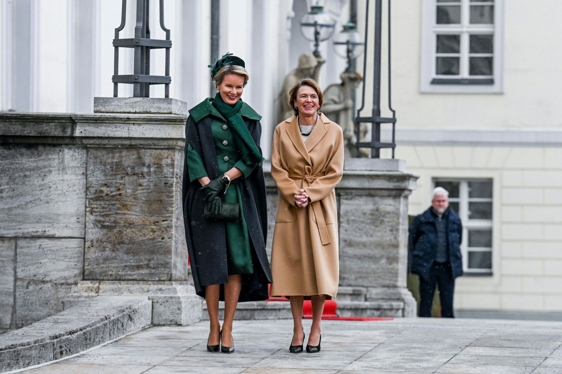 Gute Miene zum schlechten Wetter: Königin Mathilde (l.) von Belgien und Elke Büdenbender
