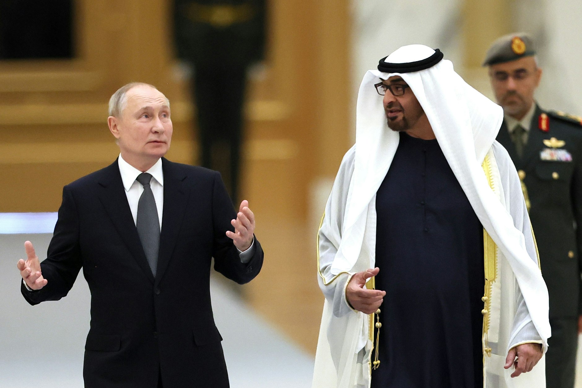 Der Präsident der Vereinigten Arabischen Emirate, Mohammed bin Zayid Al Nahyan, empfängt am 6. Dezember 2023 den russischen Präsidenten Wladimir Putin in Dubai.