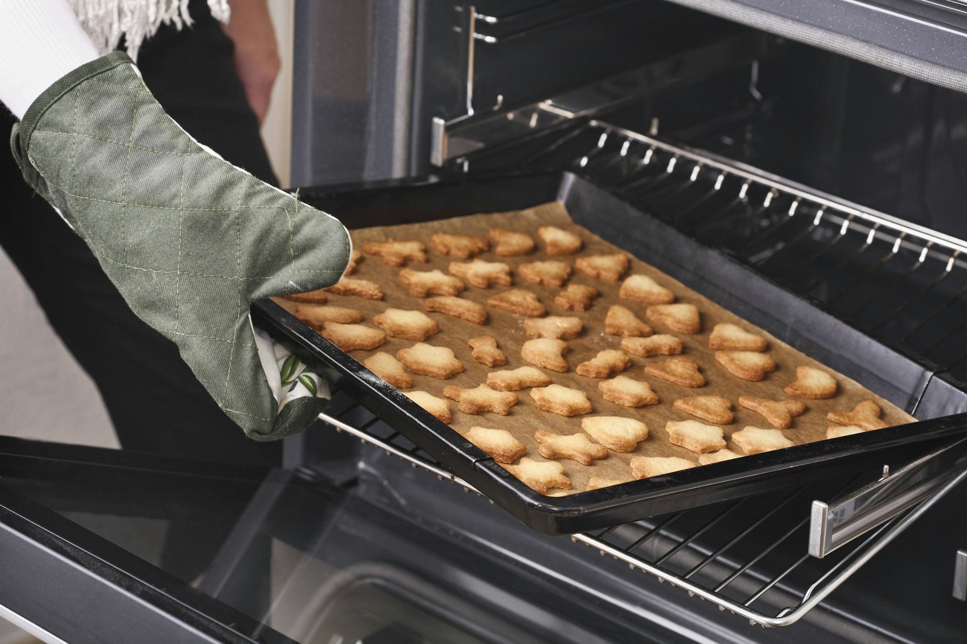 Wer sich Zeit fürs Plätzchen backen nimmt und gleich mehrere Bleche nacheinander in den Ofen schiebt, nutzt die Energie besser, als wenn der Ofen immer wieder neu angeheizt wird.