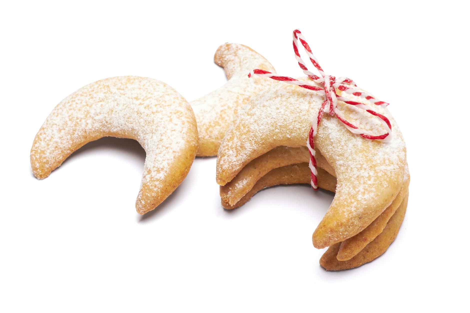 Plätzchen, wie solche Vanillekipferl, selbst zu backen, lohnt sich. Selbstgebacken sind sie viel günstiger.