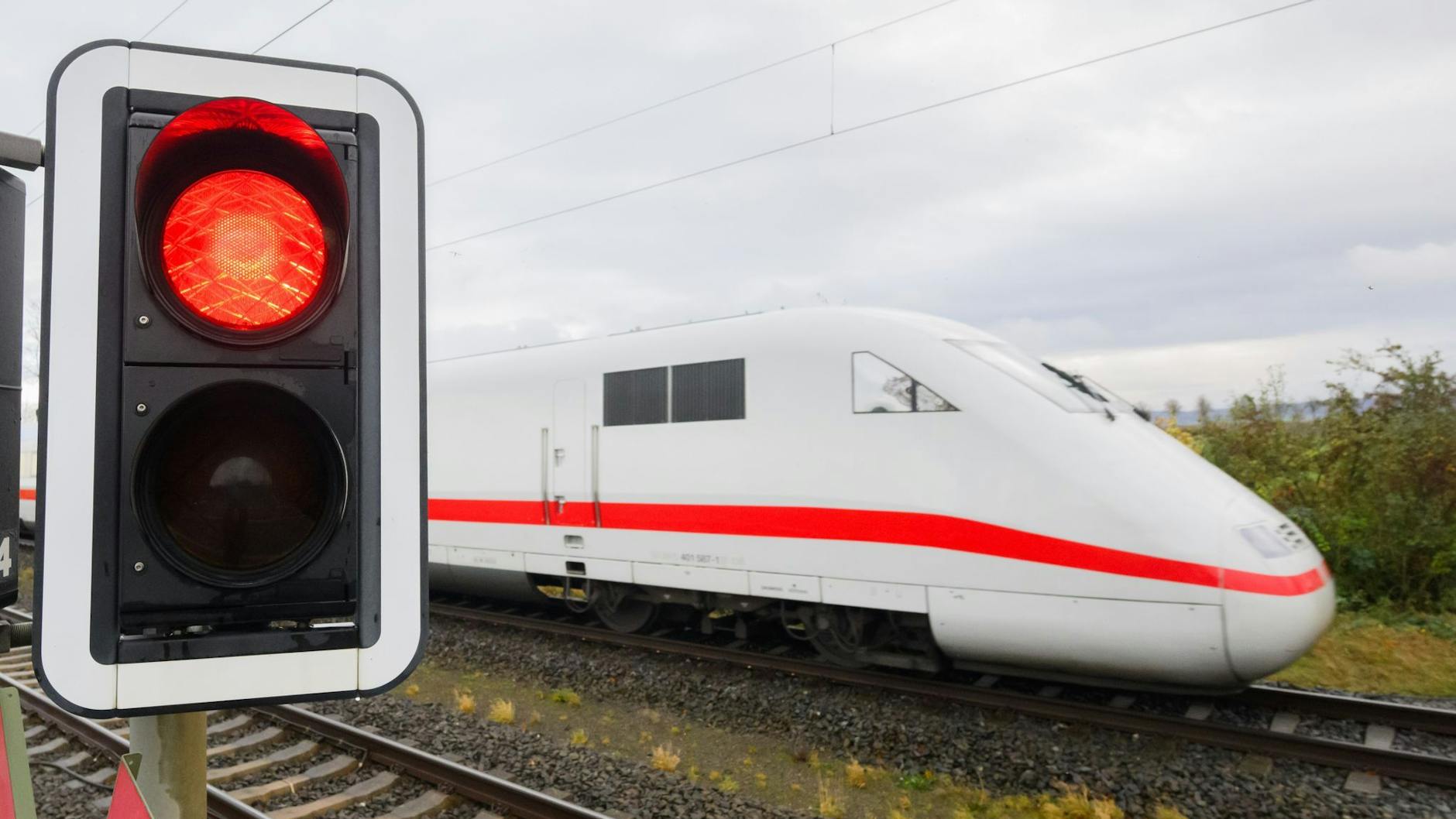 Ampel auf Rot: Ab Donnerstagabend werden kaum Züge in Deutschland fahren. (Archivfoto)