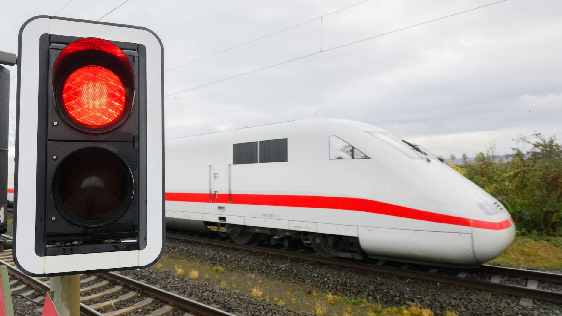 Ampel auf Rot: Ab Donnerstagabend werden kaum Züge in Deutschland fahren. (Archivfoto)