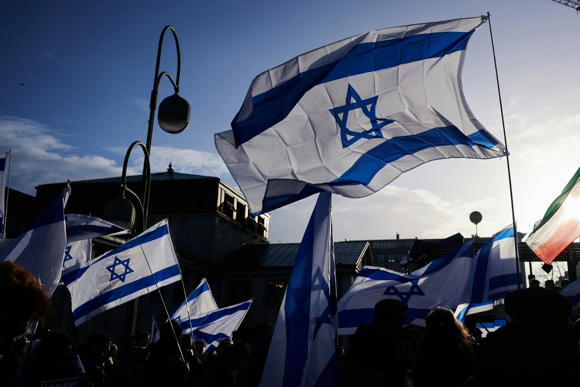 Fahnen Israels während einer Demonstration gegen Antisemitismus in Berlin.