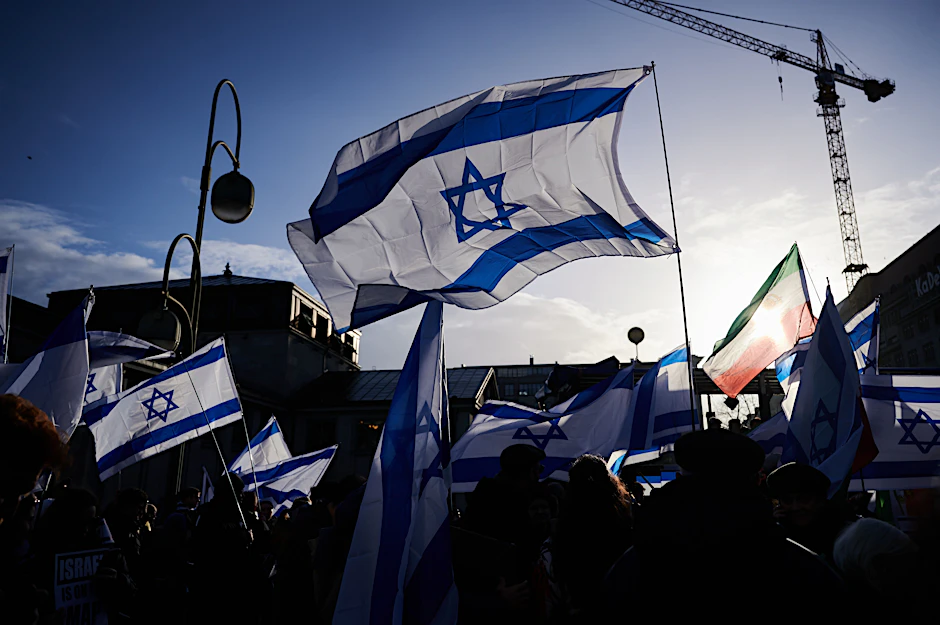 Fahnen Israels während einer Demonstration gegen Antisemitismus in Berlin.