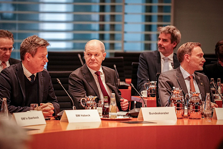 Vizekanzler Robert Habeck (v.l.), Kanzler Olaf Scholz und Finanzminister Christian Lindner verhandeln über den Haushalt.&nbsp;