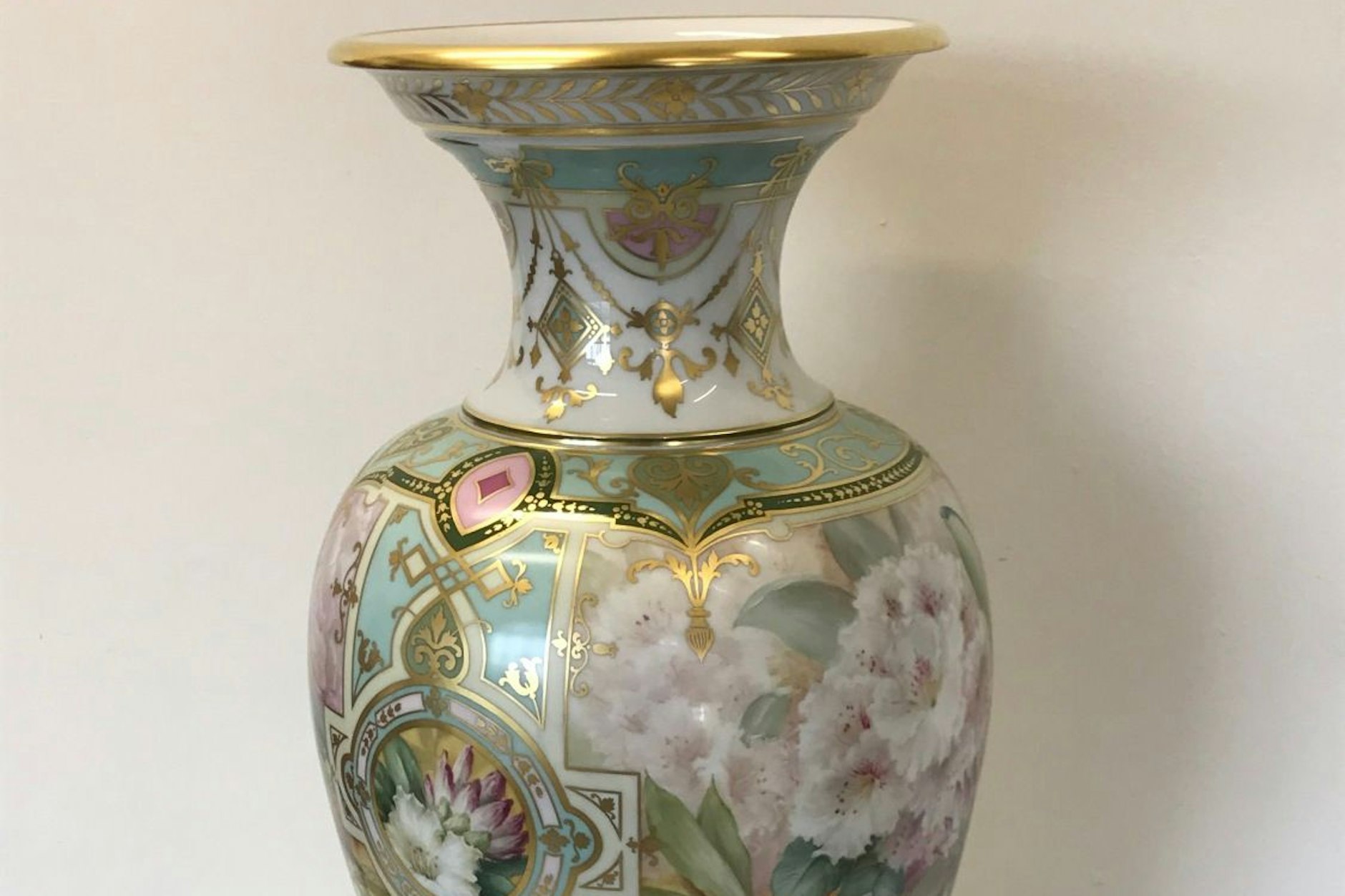 Wer kann etwas zum Diebstahl dieser Vase sagen? 