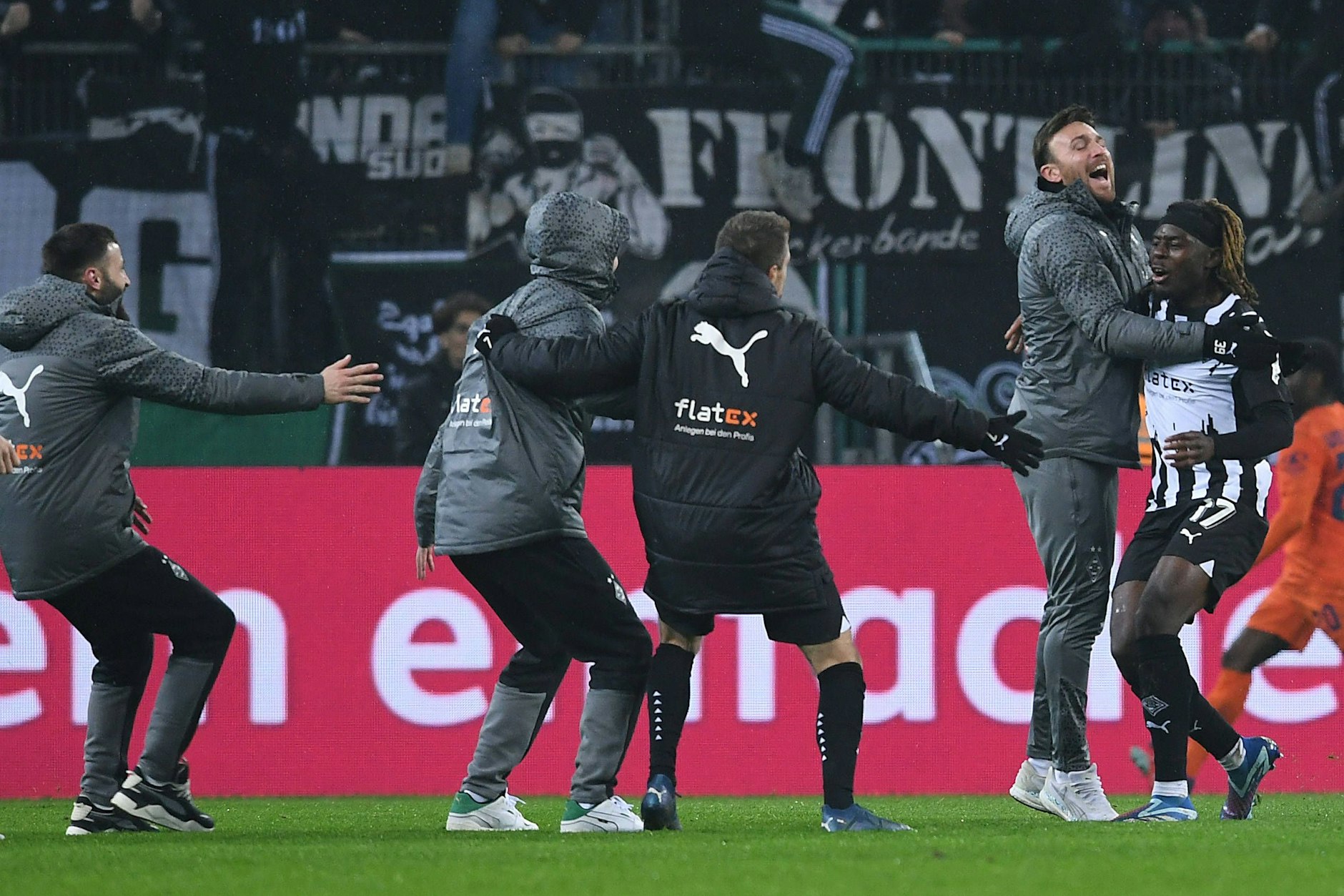 Manu Kone (r.) erlöste alle Gladbacher, traf gegen den VfL Wolfsburg in der 120. Minute im DFB-Pokal-Achtelfinale.