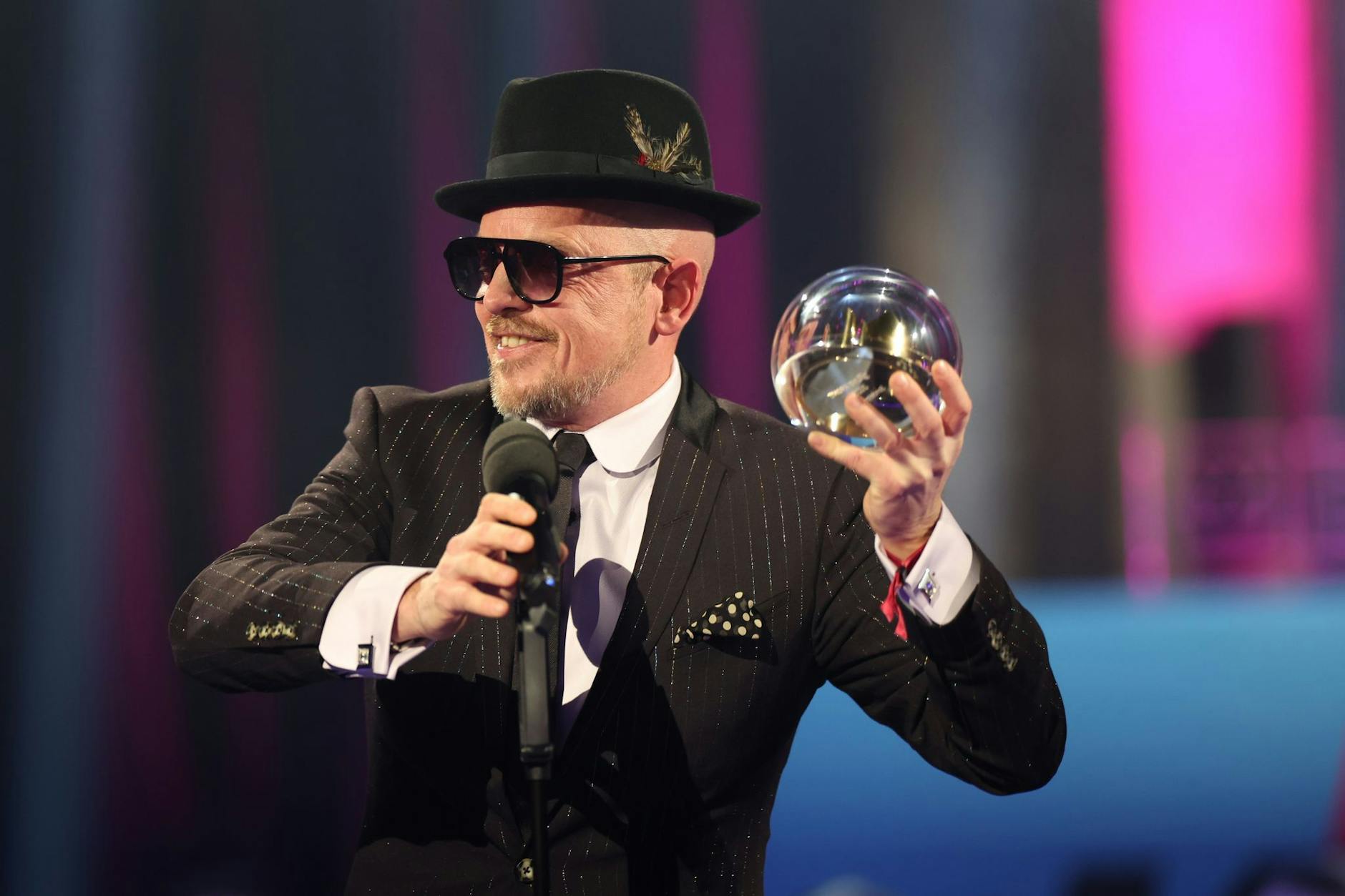 Jan Delay freut sich über den «Sonderpreis» bei der Preisverleihung «1Live-Krone».