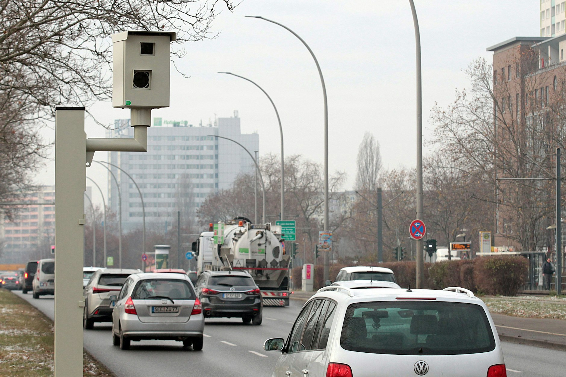 Bitte lächeln: Der Blitzer an der Landsberger Allee in Lichtenberg wurde letztes Jahr aufgestellt. Nun hat die CDU/SPD-Koalition den Haushalt deutlich gekürzt.