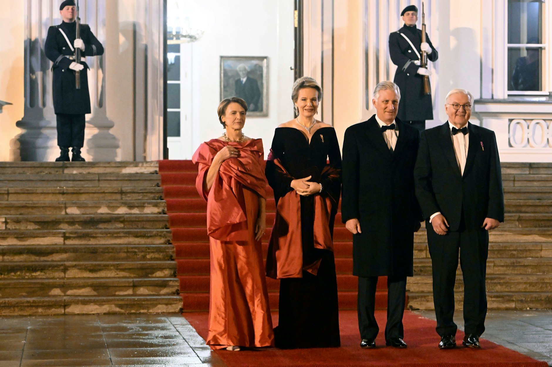 Büdenbender (l.) blieb im Deckenmodus, am Abend allerdings mit mehr Glamour und farblich abgestimmt auf die Königin und den Treppenläufer.