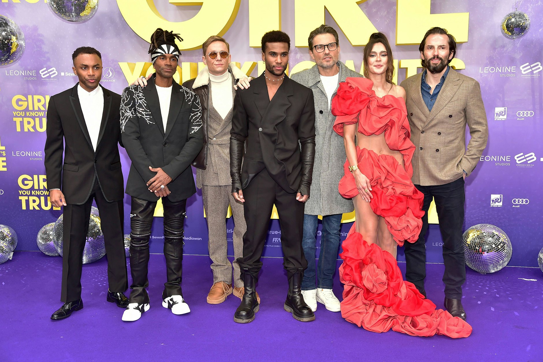 Schauspieler Tijan Karim Njie, Ex-Milli-Vanilli Fabrice Morvan, Farian-Darsteller Matthias Schweighöfer, Schauspieler Elan Ben Ali, Regisseur Simon Verhoeven, Schauspielerin Bella Dayne und Produzent Quirin Berg (v. l.) bei der Berlin-Premiere von „Girl You Know It’s True“.