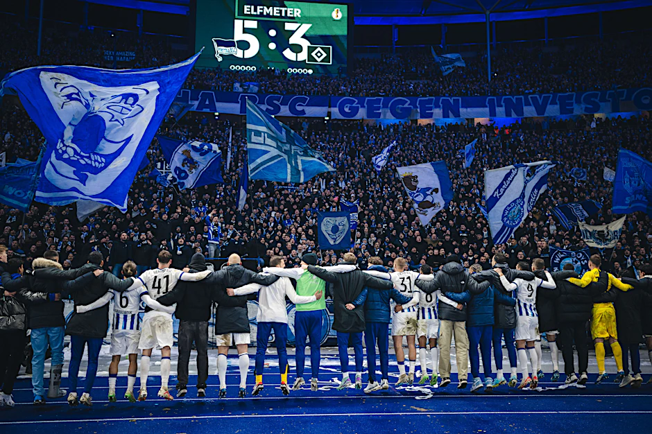 Eine Einheit: Die Fans von Hertha BSC in der Ostkurve feiern mit der Mannschaft nach dem Sieg gegen den Hamburger SV den Einzug in das Viertelfinale des DFB-Pokals.