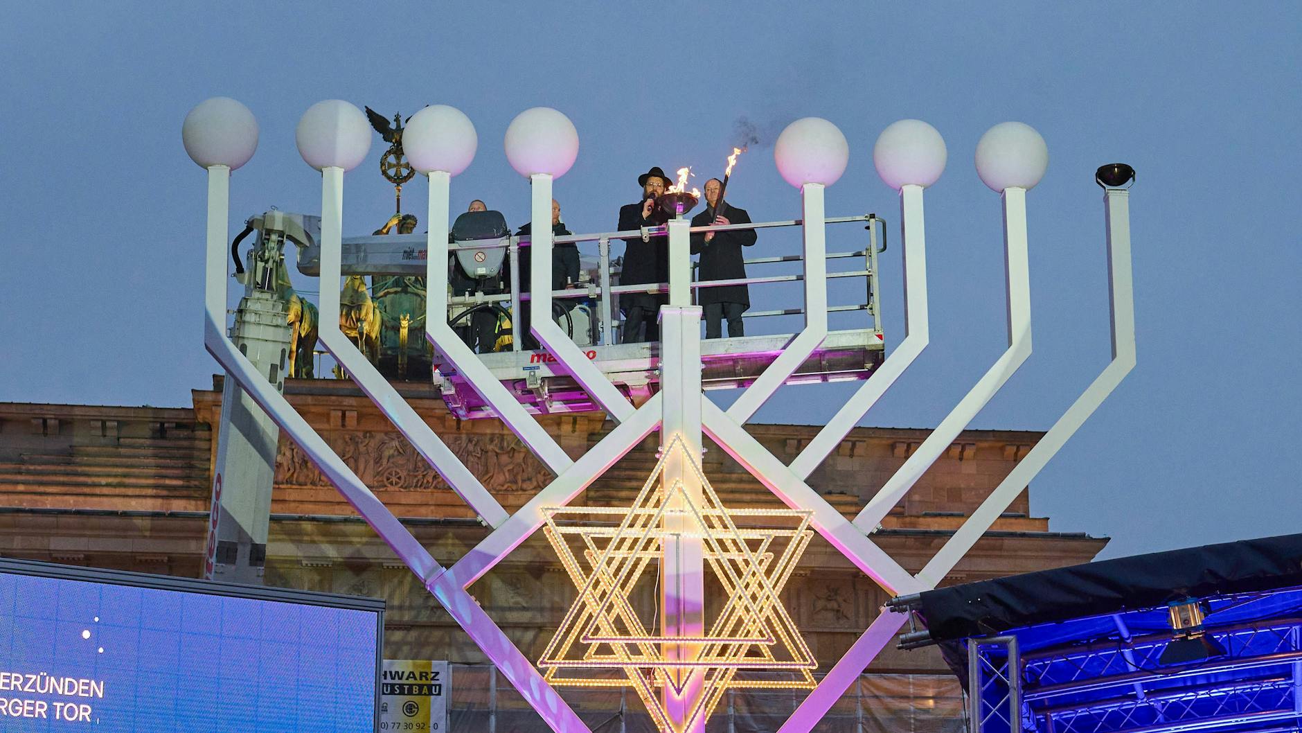 Hier wird der Chanukka-Leuchter entzündet: durch den Rabbiner Yehuda Teichtal und Bundeskanzler Olaf Scholz.