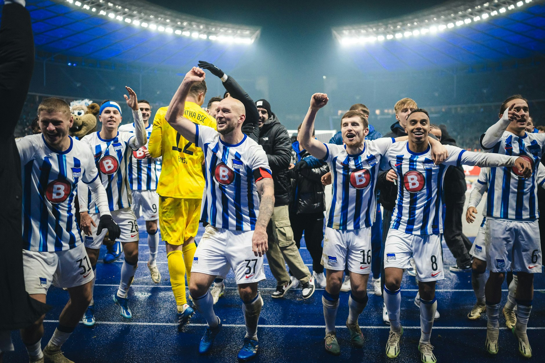 Herthas Kapitän Toni Leistner jubelt mit dem Team in der Ostkurve. Pokal-Elferkrimi gegen den HSV gewonnen.