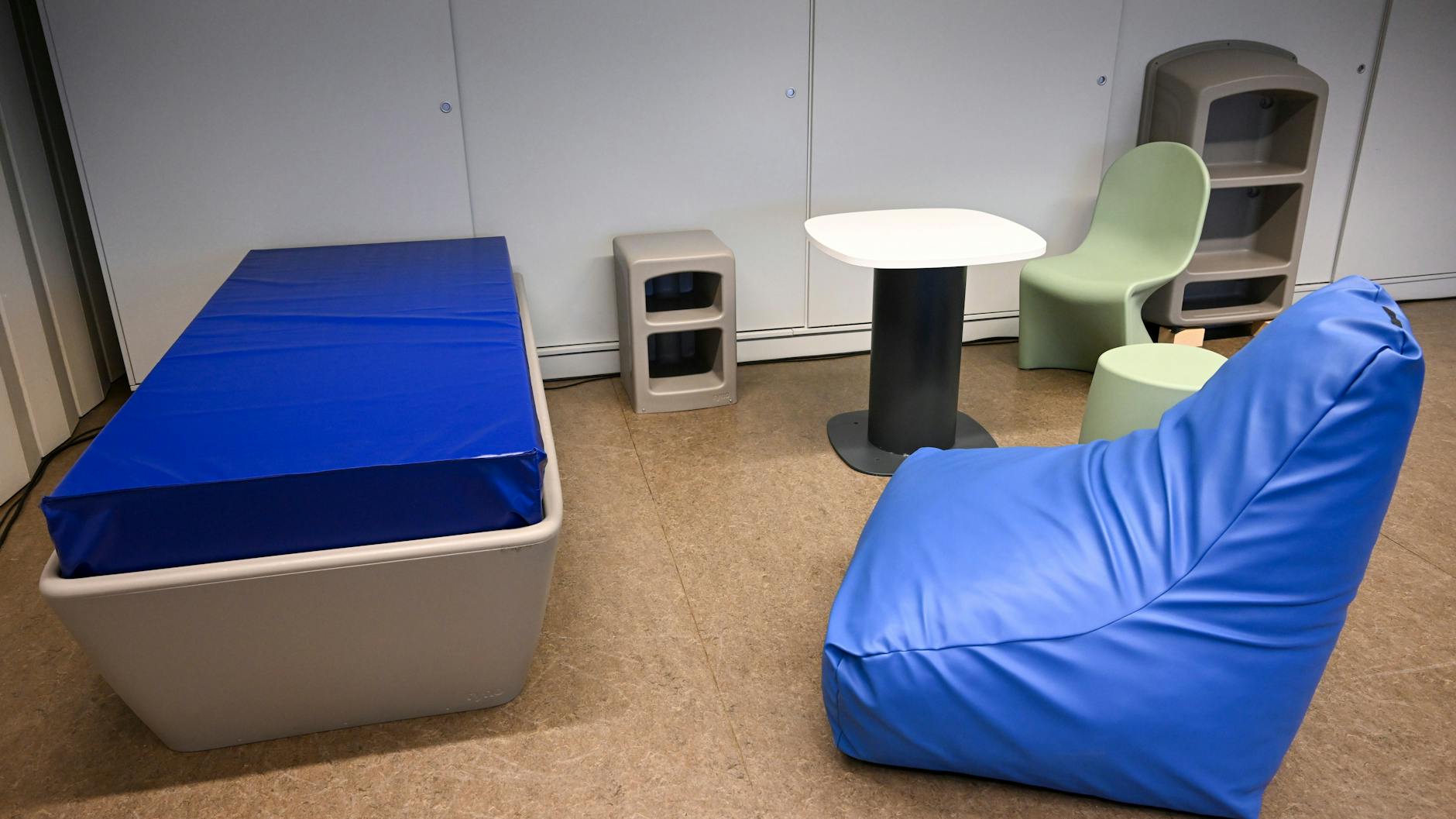 Möbel, die eine geringe Verletzungsgefahr haben sollen, werden bei der Vorstellung der Pläne für einen Suizidpräventionsraum in der Justizvollzugsanstalt Moabit gezeigt.