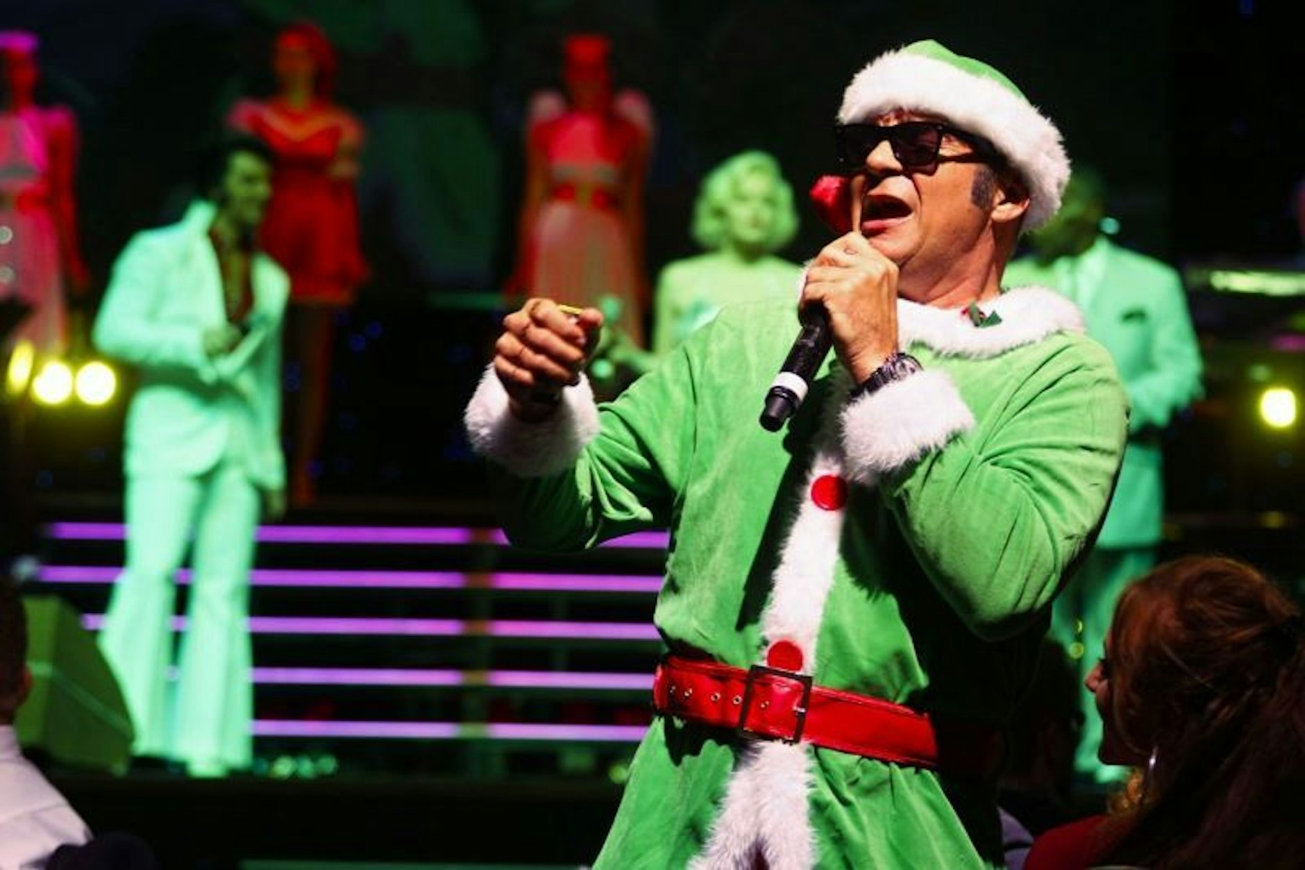 Die Blues Brothers im Grinch-Kostüm sorgen für ordentlich Stimmung!