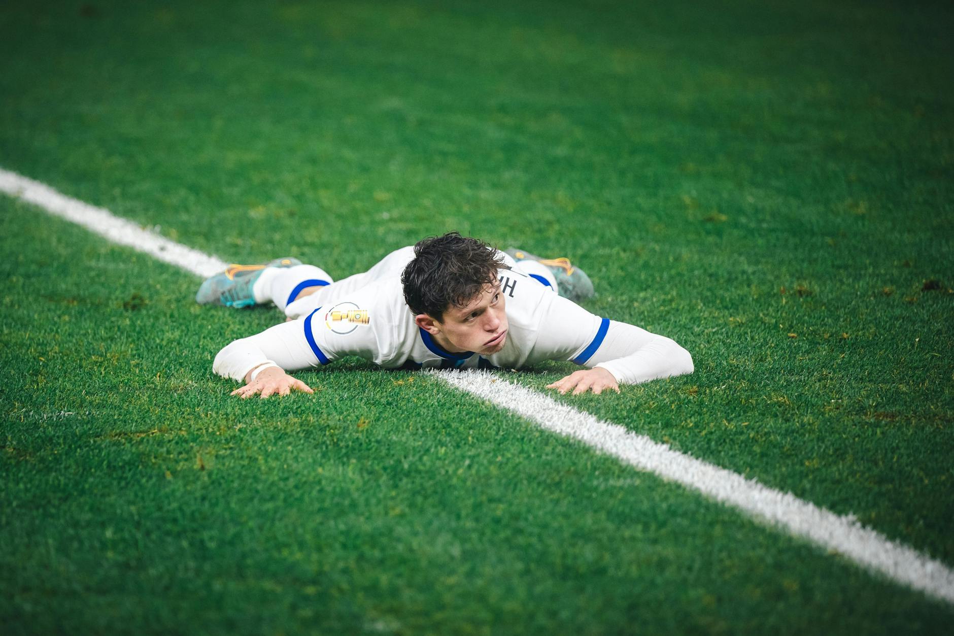 Selbst der härteste Pokalfighter ist mal platt. Duracell-Flügelflitzer Fabian Reese braucht nach 120 Minuten gegen den HSV eine Verschnaufpause.