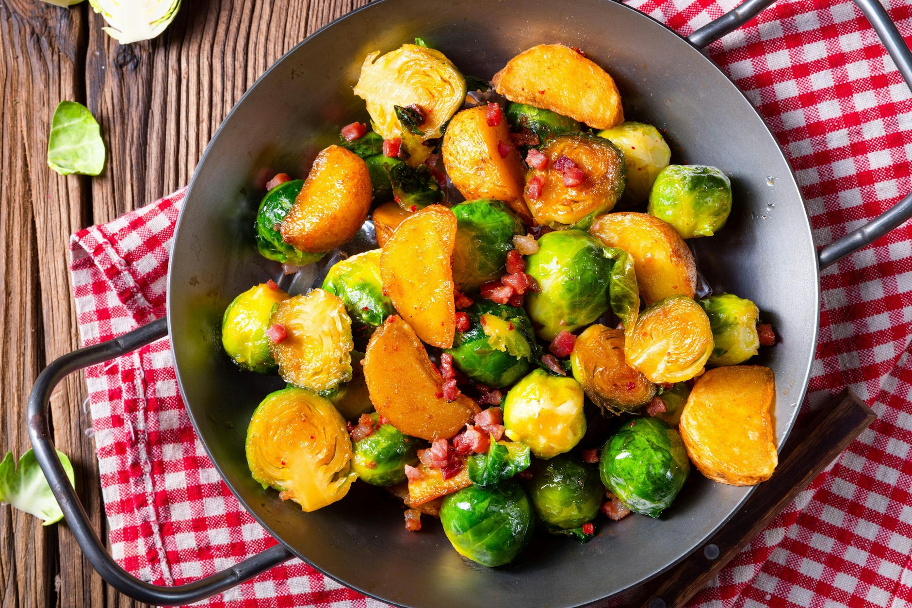 Dieses Rezept für Rosenkohl mit Kartoffeln und Schinken ist schnell gemacht und schmeckt köstlich.