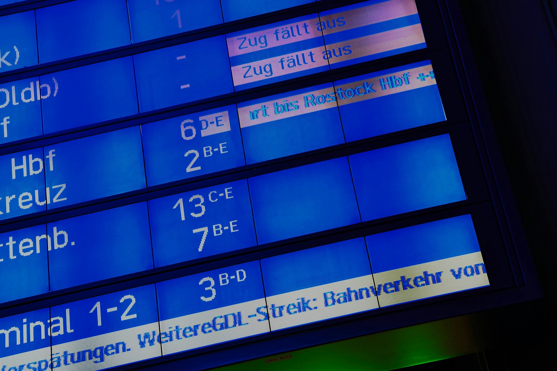Die Infotafel im Hauptbahnhof Berlin weist Reisende am Abend auf Zugausfälle und den Warnstreik der GDL hin. Die Lokführergewerkschaft GDL begann am Abend einen 24-stündigen Warnstreik. 