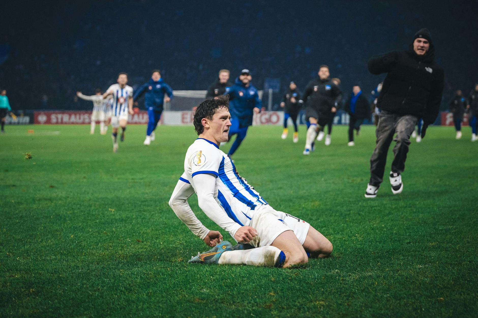 Herthas Fabian Reese rutscht auf dem Rasen entlang, eine Sekunde vorher hatte er den entscheidenden fünften Elfmeter ins Netz gedroschen. Hertha BSC ist im Pokal-Viertelfinale.