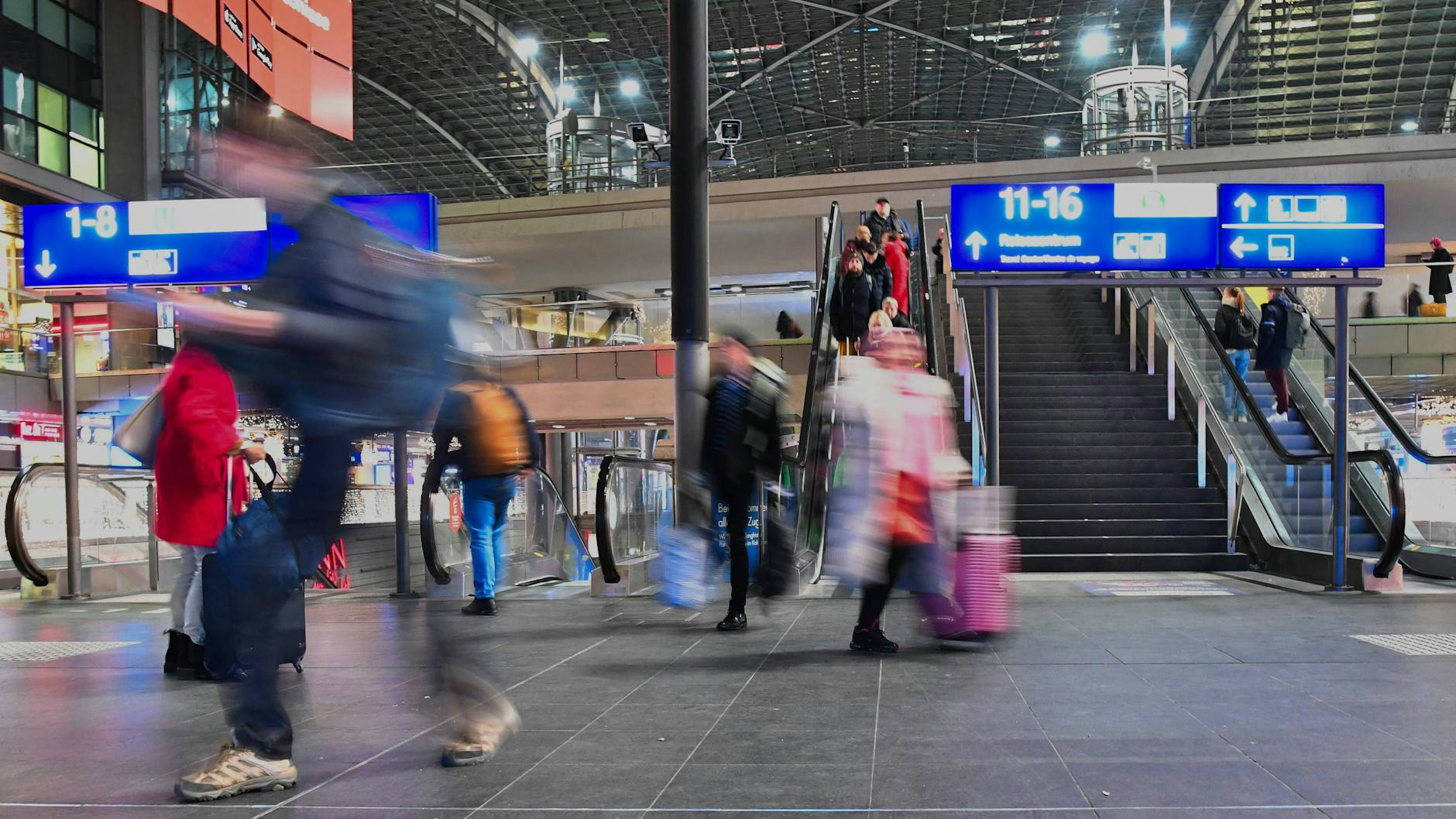 Reisende sind am Abend kurz vor dem Beginn des 24-stündigen Warnstreiks der GDL im Berliner Hauptbahnhof unterwegs.