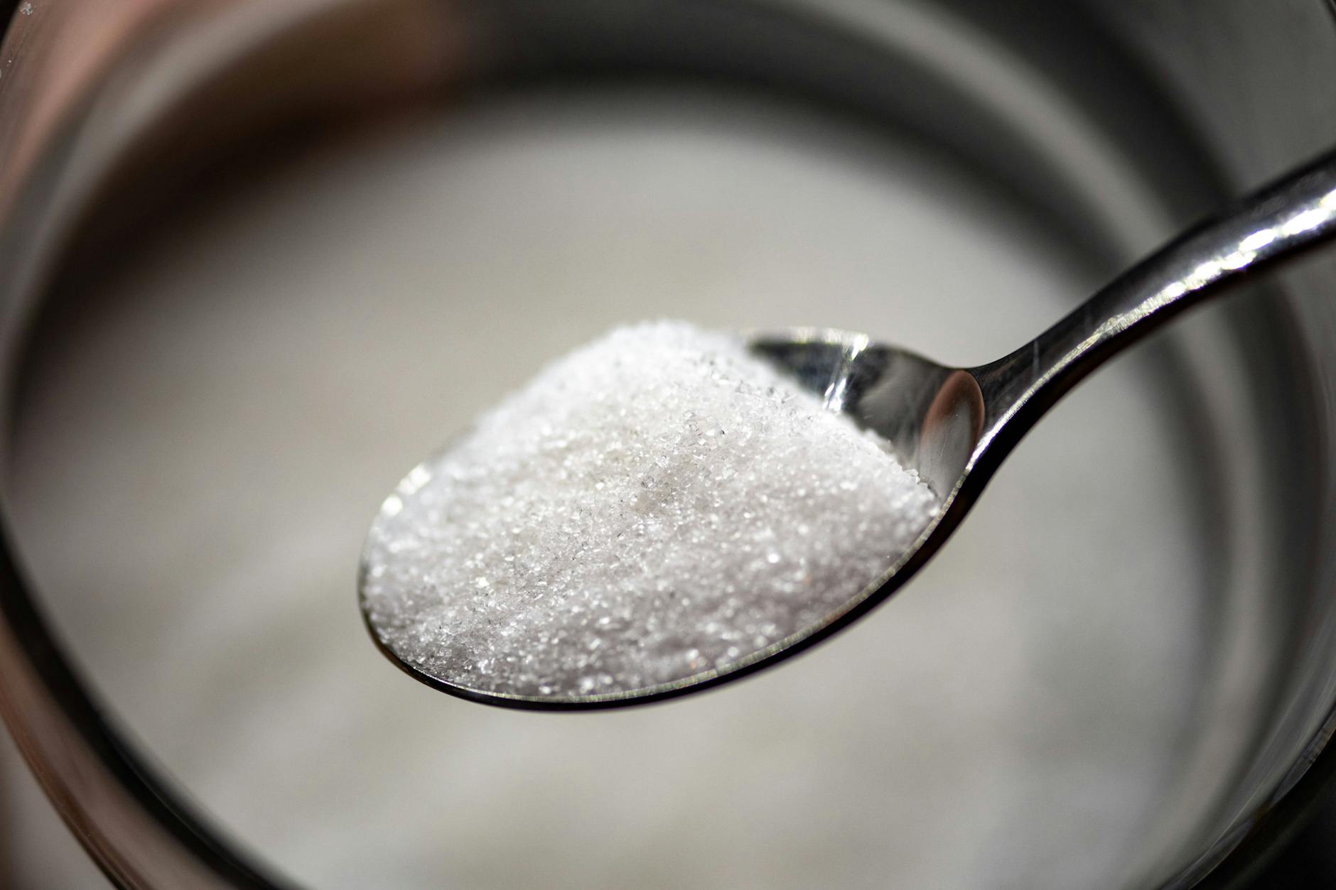 Die Symptome für zu viel Zucker können vielfältig sein.