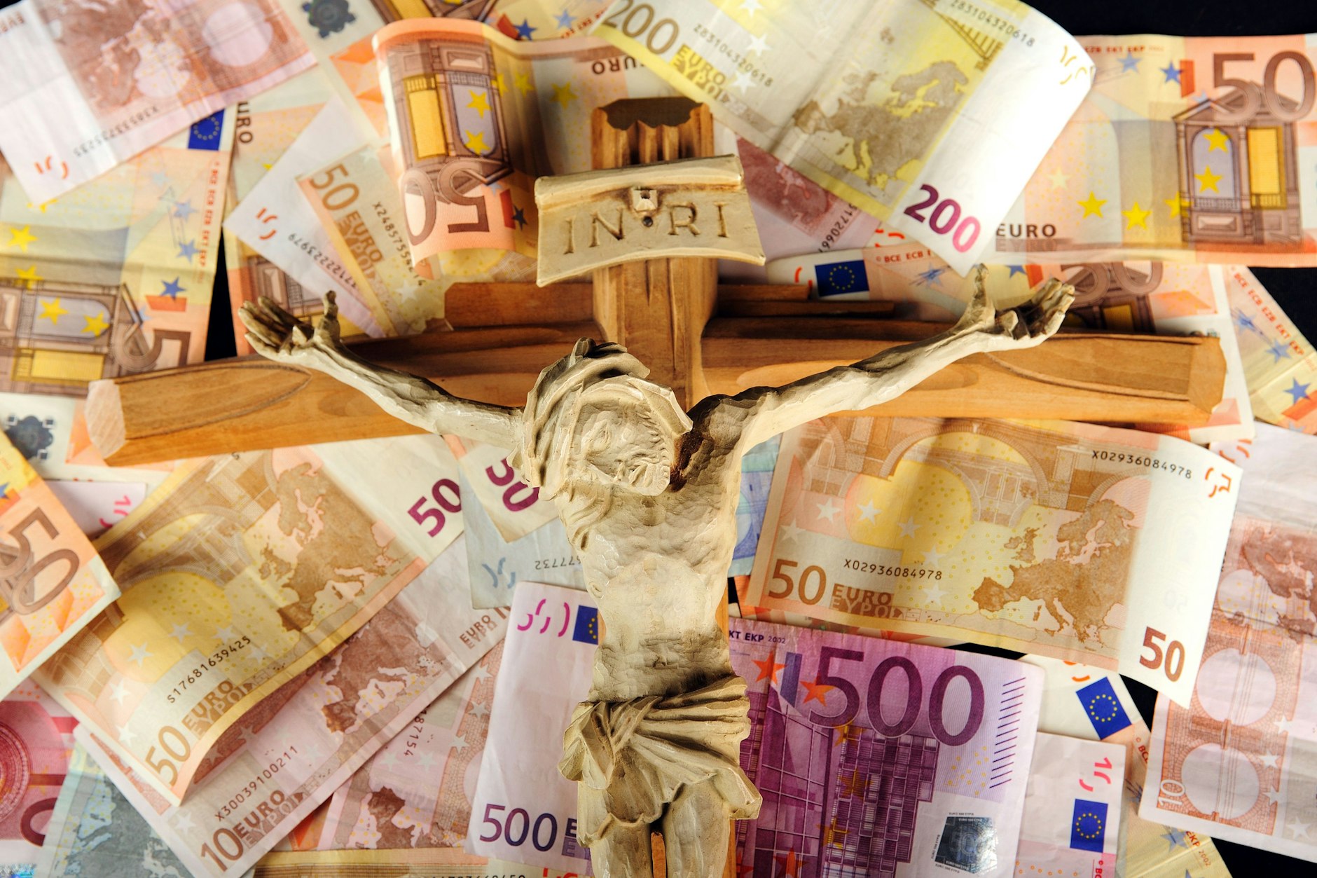 Die Kirchensteuer steht auf jedem Lohnbescheid, aber nur wenige wissen, wofür das Geld tatsächlich draufgeht.