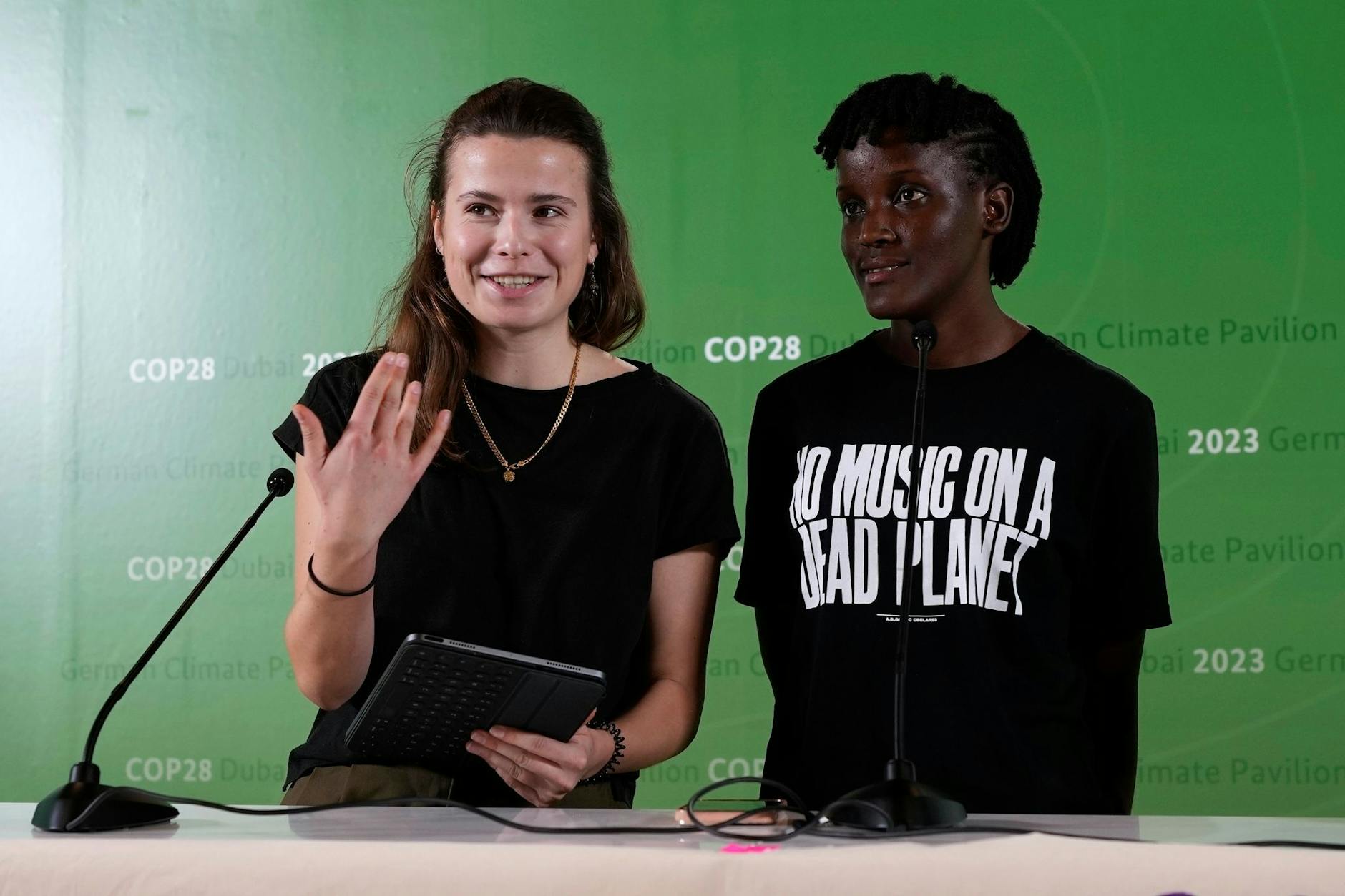 Klimaaktivistin Luisa Neubauer (l.) und Vanessa Nakate aus Uganda auf dem UN-Klimagipfel COP28.