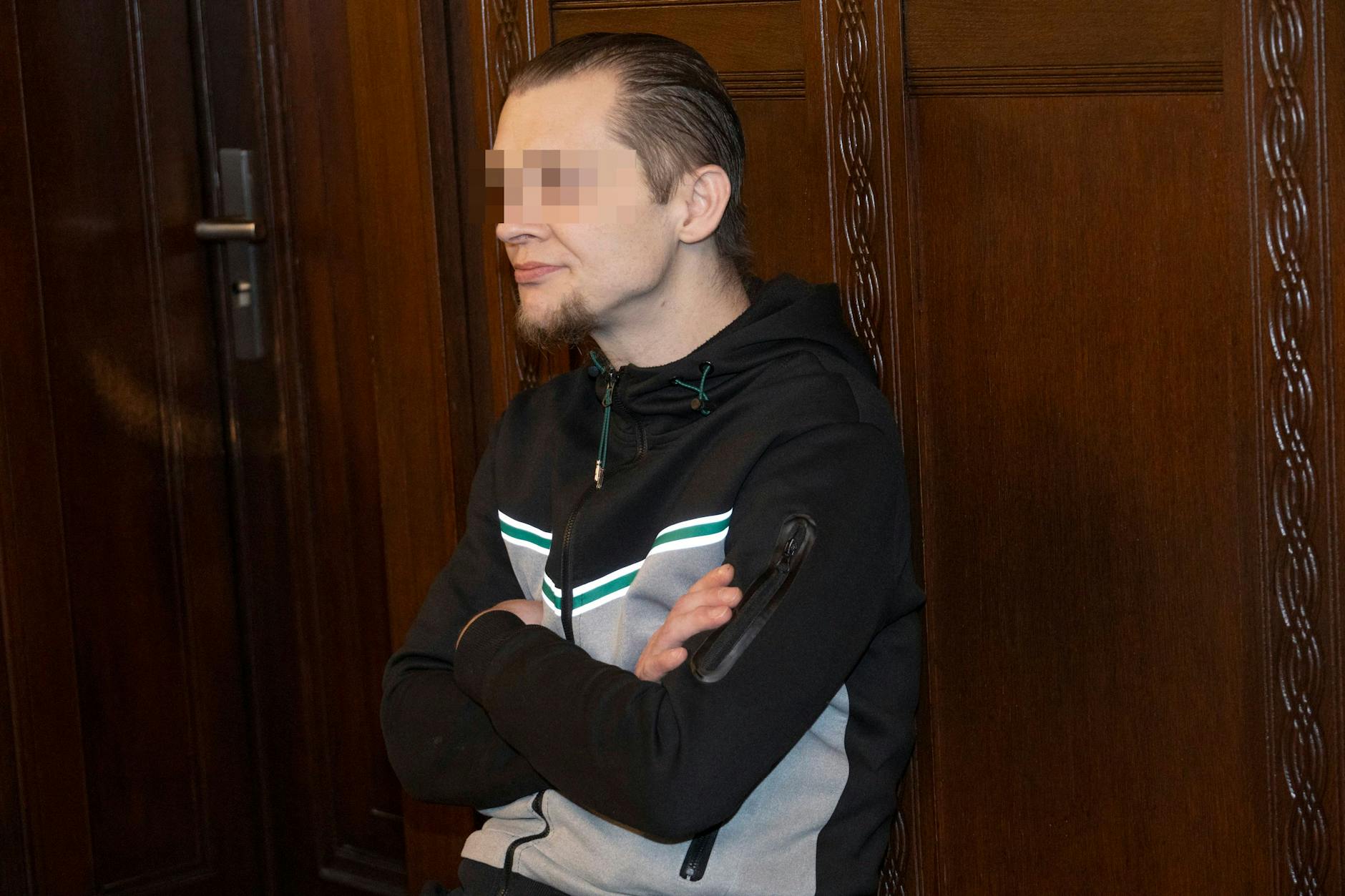 Der Angeklagte, Marco K., soll eine Klavierstudentin überfallen und mit einem Küchenmesser schwer verletzt haben.