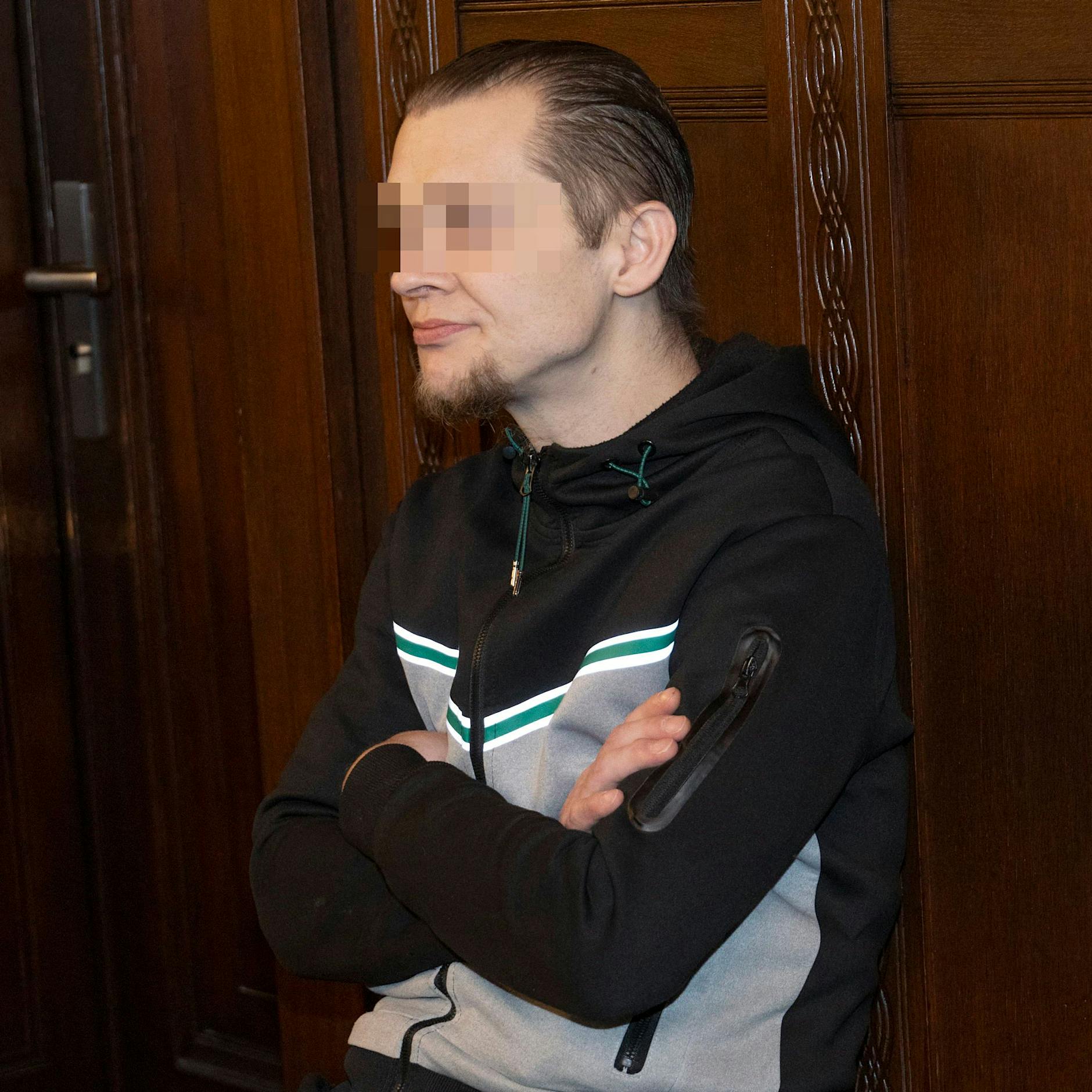 Im Lehrsaal! Küchenmesser-Räuber überfällt Klavierstudentin