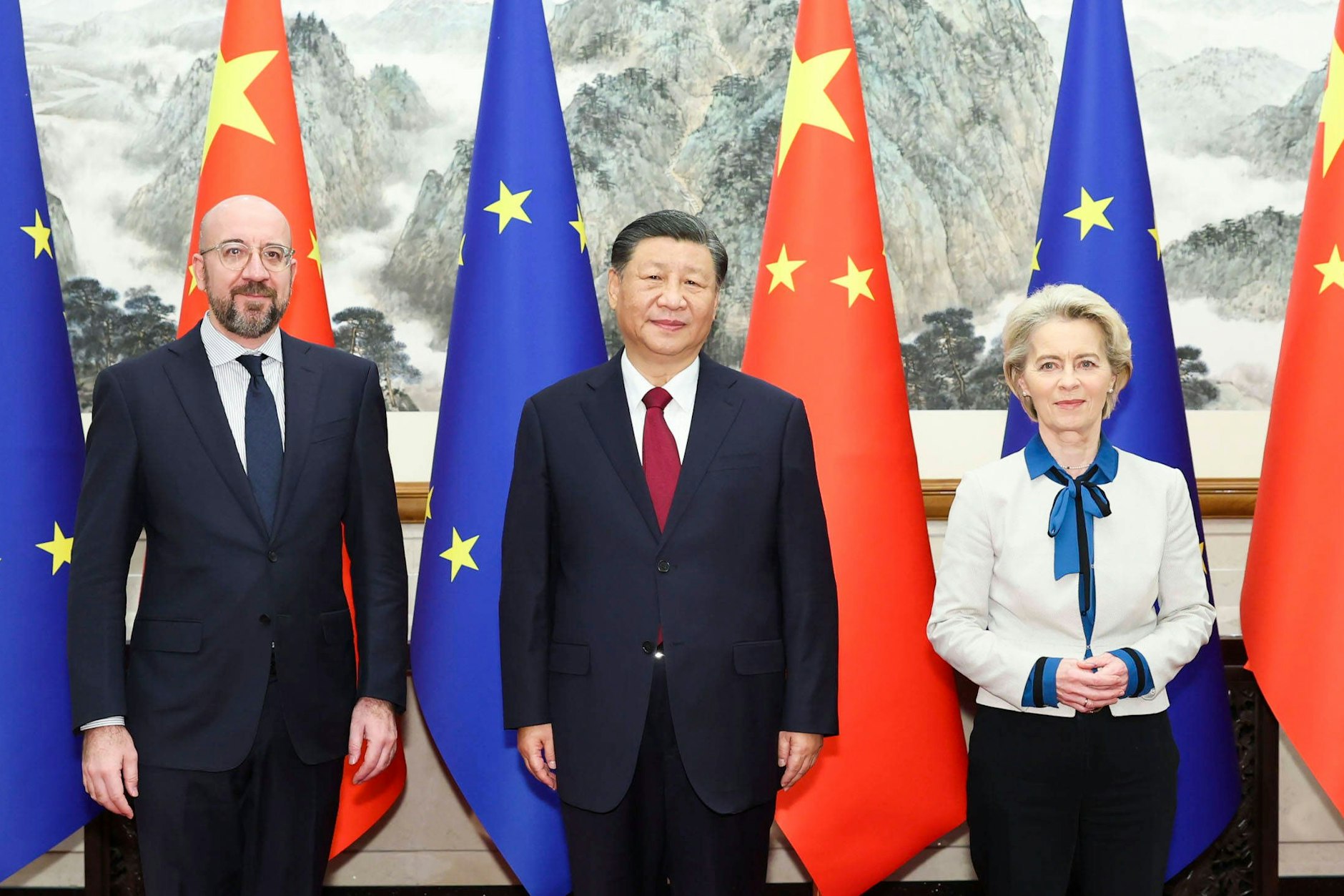 Der chinesische Präsident Xi Jinping (M.) traf in Peking EU-Kommissionspräsidentin Ursula von der Leyen und EU-Ratspräsident Charles Michel.