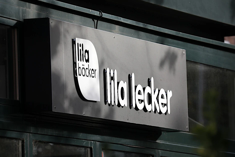ARCHIV - Das Logo des Unternehmens Lila Bäcker mit dem Schriftzug «lila lecker» an einer Filiale im Ostseebad.  pa/Archivbild